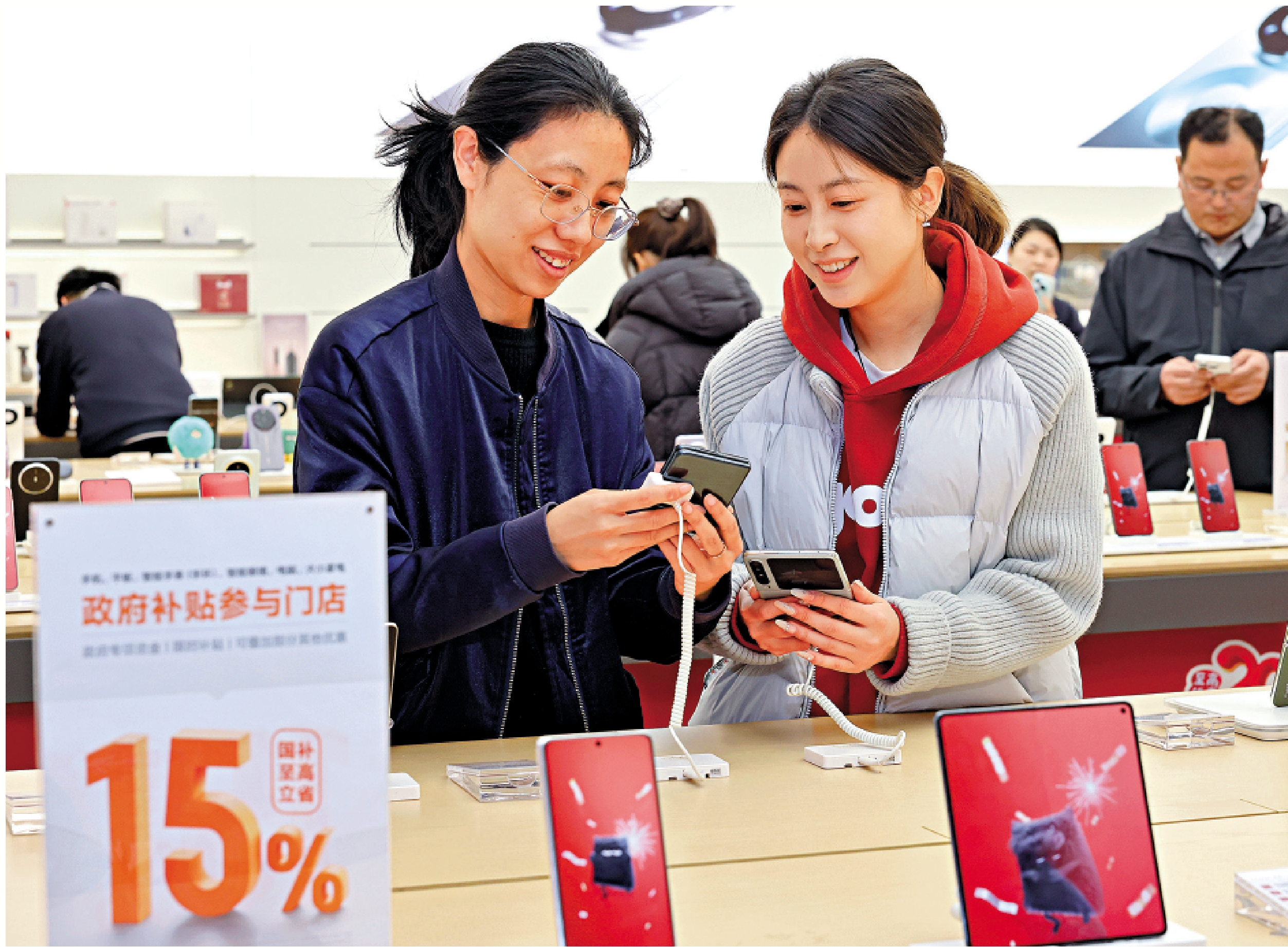 　　圖：消費者在山東省棗莊市一家手機專賣店選購手機。\新華社