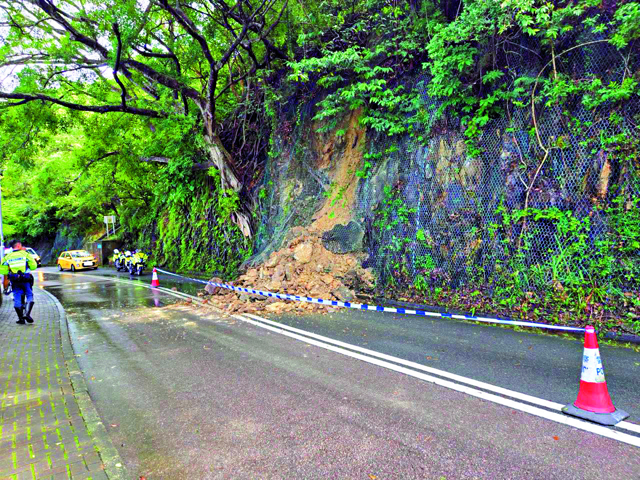 　　圖：天文台上周六發出紅雨警報，接獲6宗小型山泥傾瀉報告。