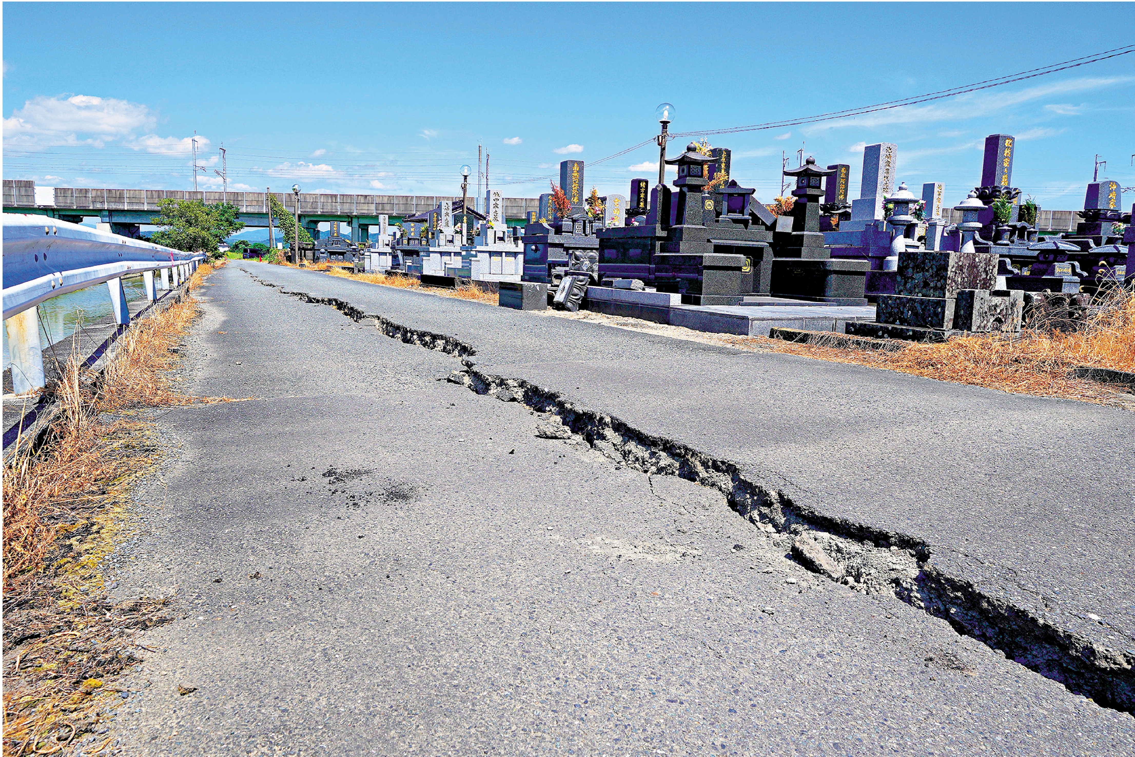 　　圖：地震發生後，熊本縣宇城市一條街道路面出現裂縫。\美聯社