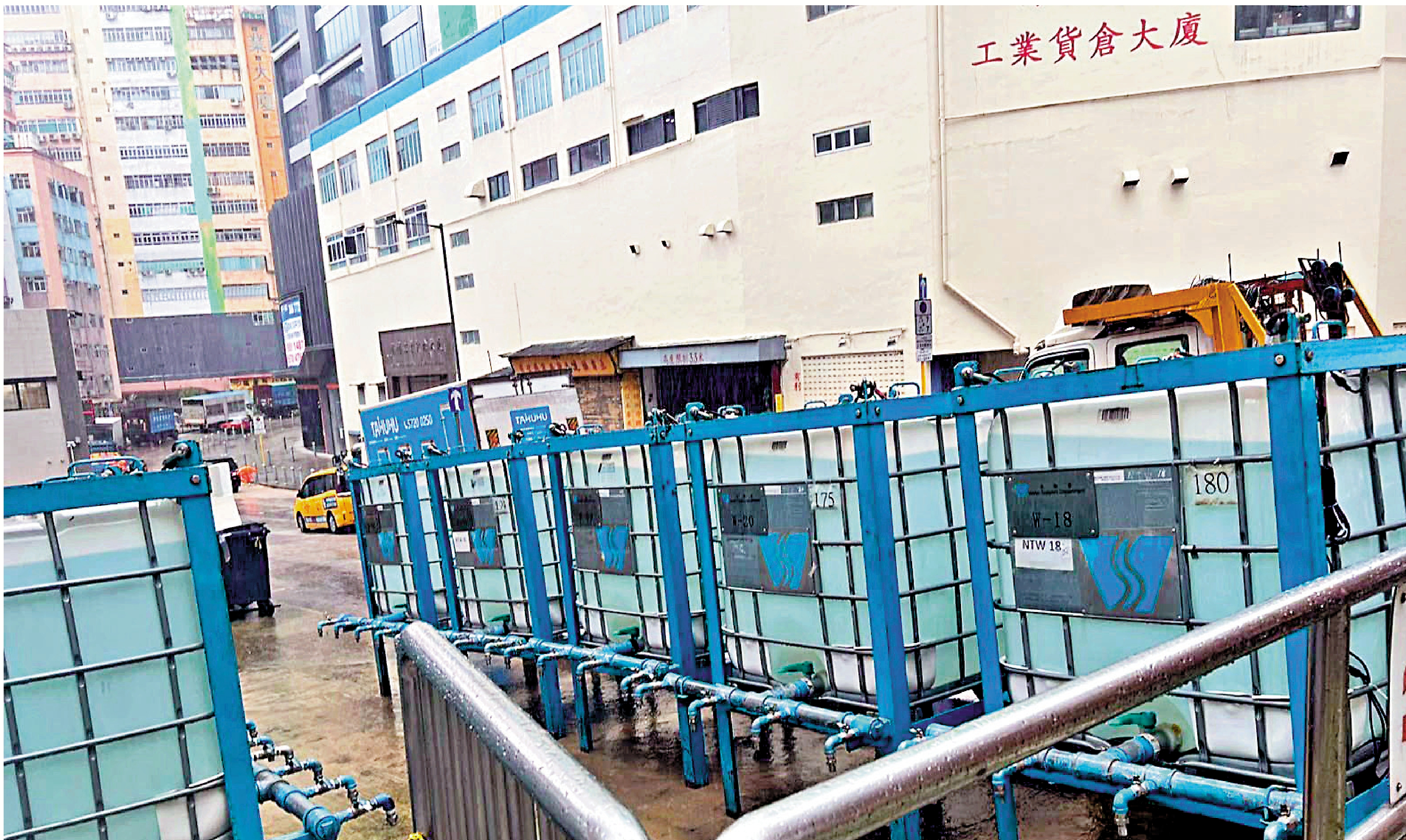 　　圖：葵涌打磚坪街爆水管，設臨時水箱。