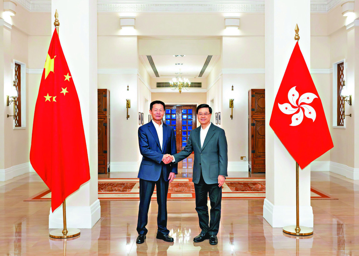 　　圖：行政長官李家超（右）昨日在禮賓府與中國證券監督管理委員會主席吳清（左）會面。
