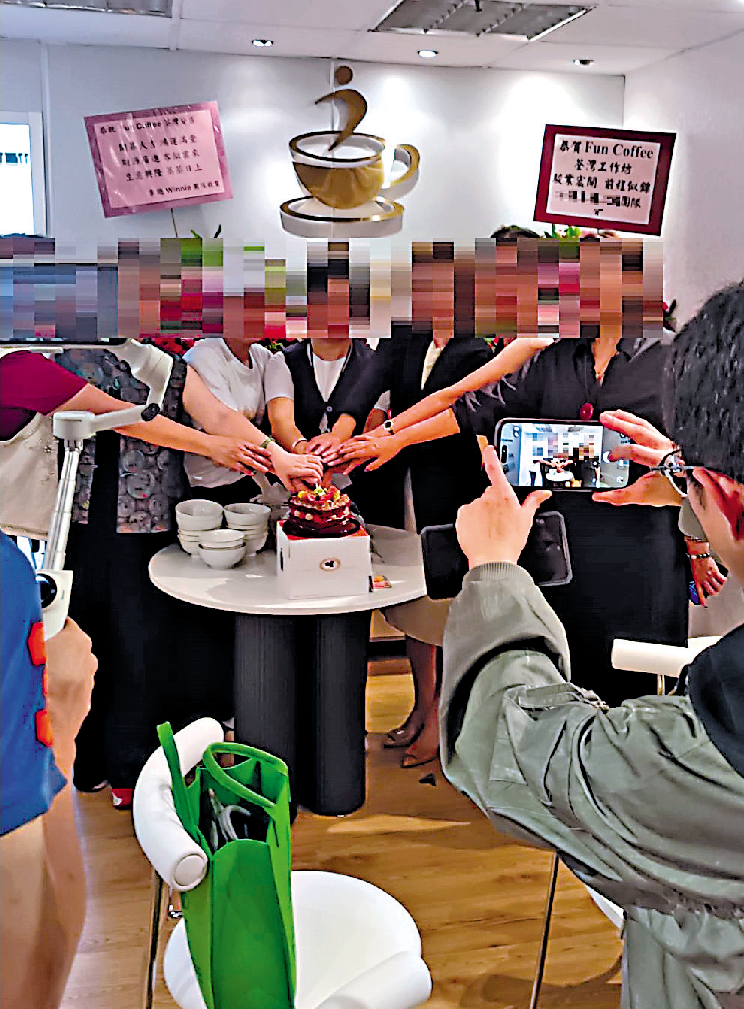 　　圖：「Fun　Coffee」在香港共設有多個據點，大公報記者獲得一批該集團流出的活動照片，可見其曾舉辦盛大晚宴及聚餐。