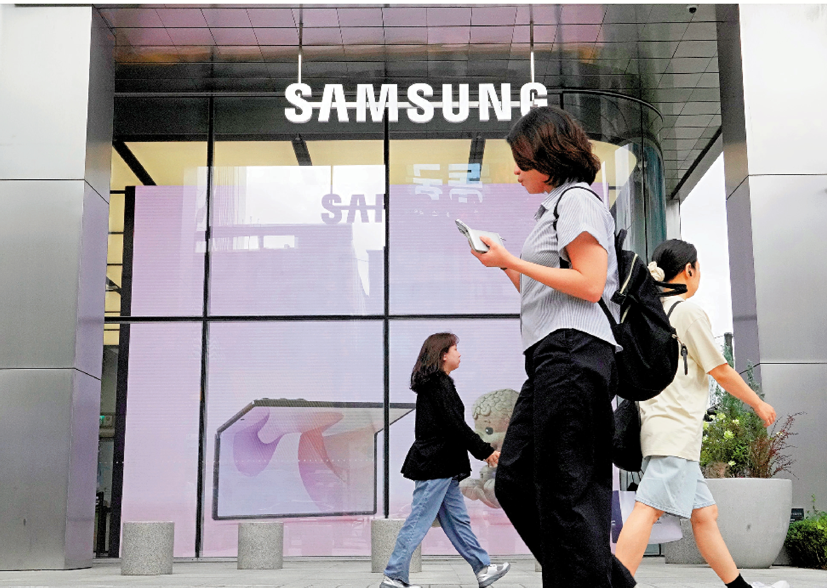 　　圖：民眾從首爾的三星門店前路過。\美聯社