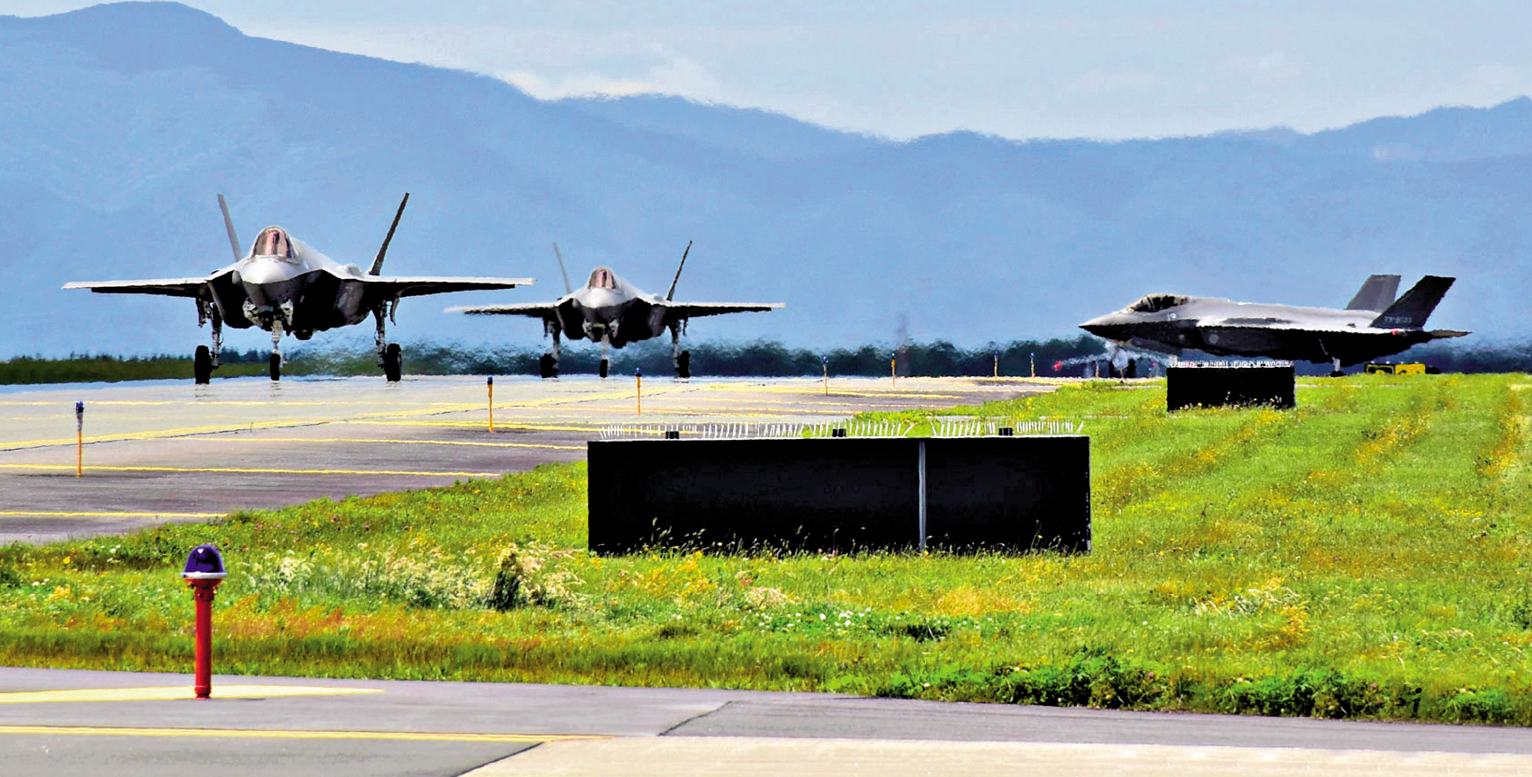 　　圖：今年3月，美軍首批F-35A戰鬥機在日本三澤基地降落，在日本永久部署。分析指，這投射了美國霸權焦慮，其在西太軍事優勢不斷被「稀釋」。