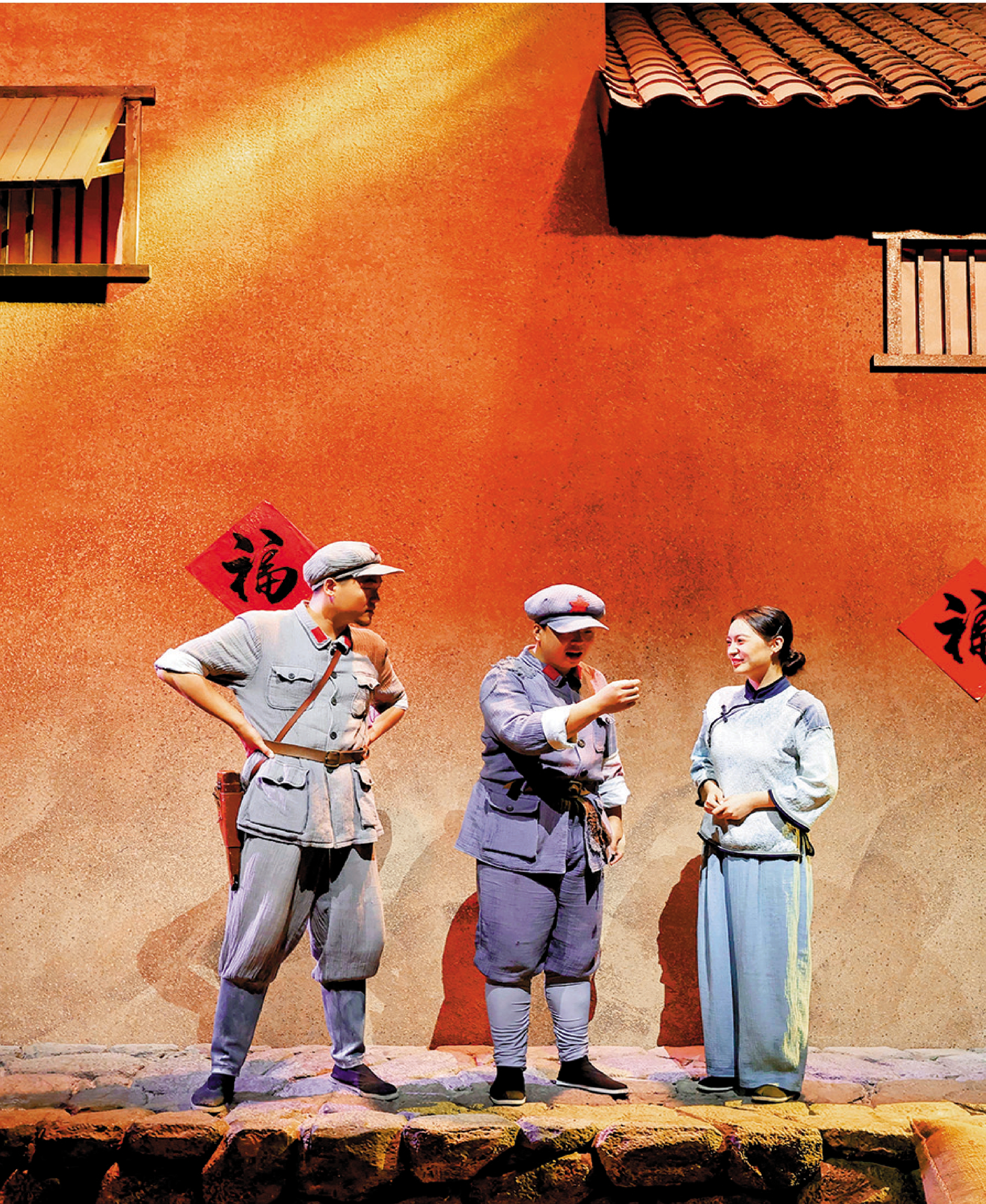 　　圖：作為紅色故都，瑞金曾有11.3萬人參戰支前。7月27日，在位於江西瑞金的瑞金瑞京大劇院，演員在排演大型紅色情景演出《瑞金瑞京》。\新華社