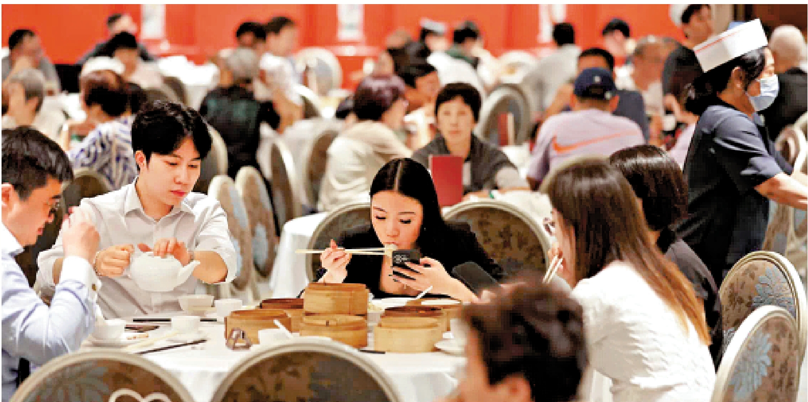 　　圖：今年第二季食肆總收益價值的臨時估計為272億元，按年上升0.4%。