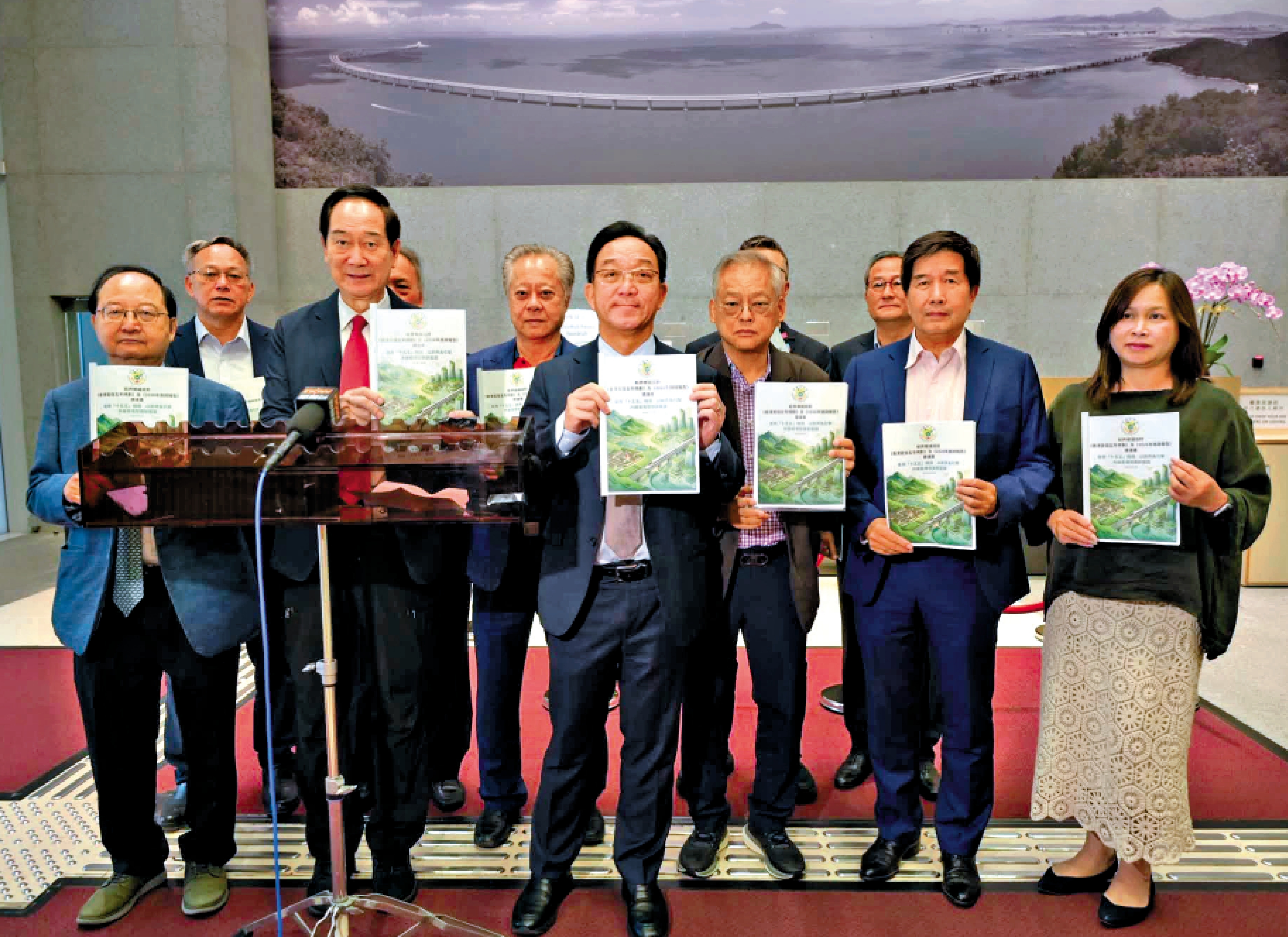 　　圖：鄉議局成員日前就五年規劃及施政報告提交建議書。