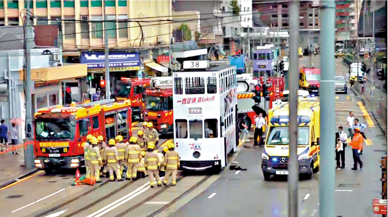 　　圖：2024年8月15日一名六旬翁抱着3歲孫女衝紅燈，孫女被電車撞斃，電車司機昨日因不獲法援而放棄上訴，即時入獄。