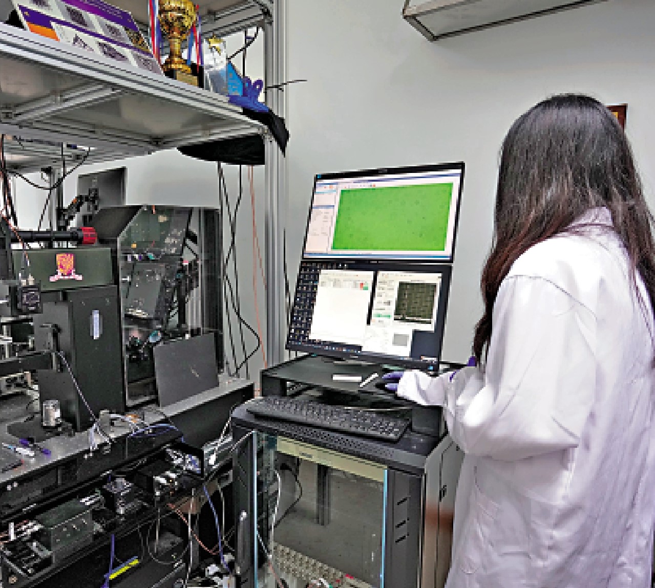 　　圖：中大研究人員操作整合自適應光學功能的客製化雙光子顯微鏡系統。
