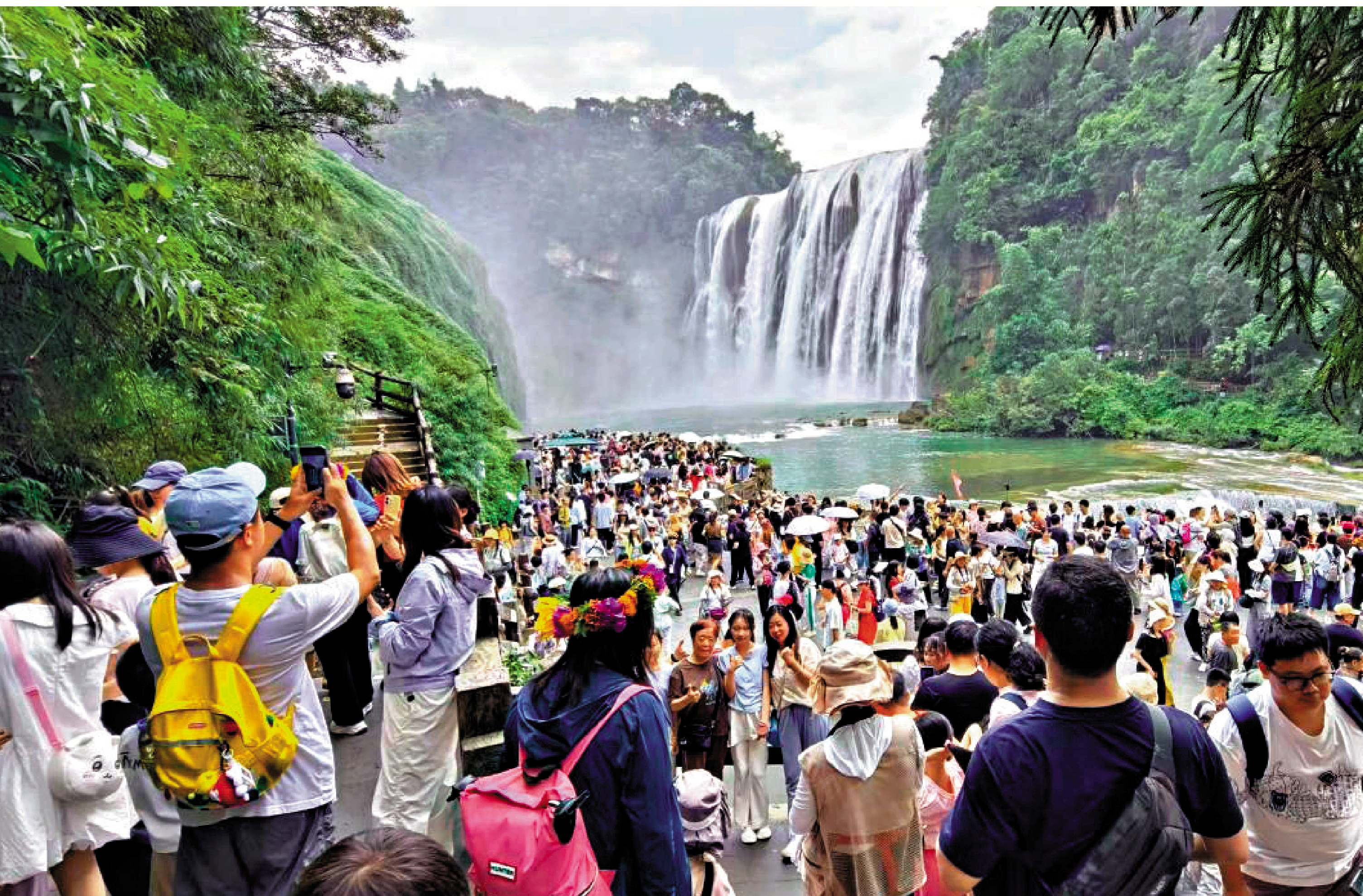 　　圖：入夏以來，黃果樹旅遊景區遊客暴增。