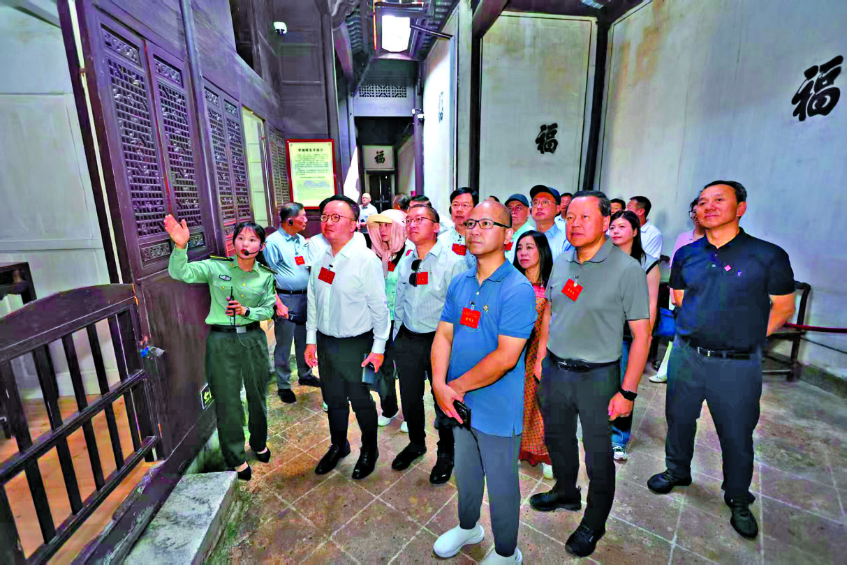 　　圖：港區人大代表視察組到訪新四軍軍部舊址。 \大公文匯全媒體記者黃艾力攝