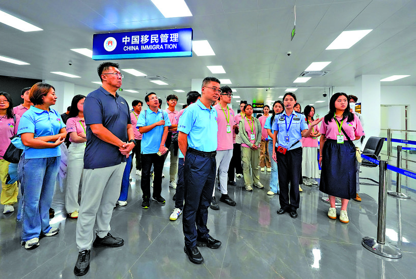 　　圖：參團學生考察金水河口岸建設情況。 \大公文匯全媒體記者黃子晉攝