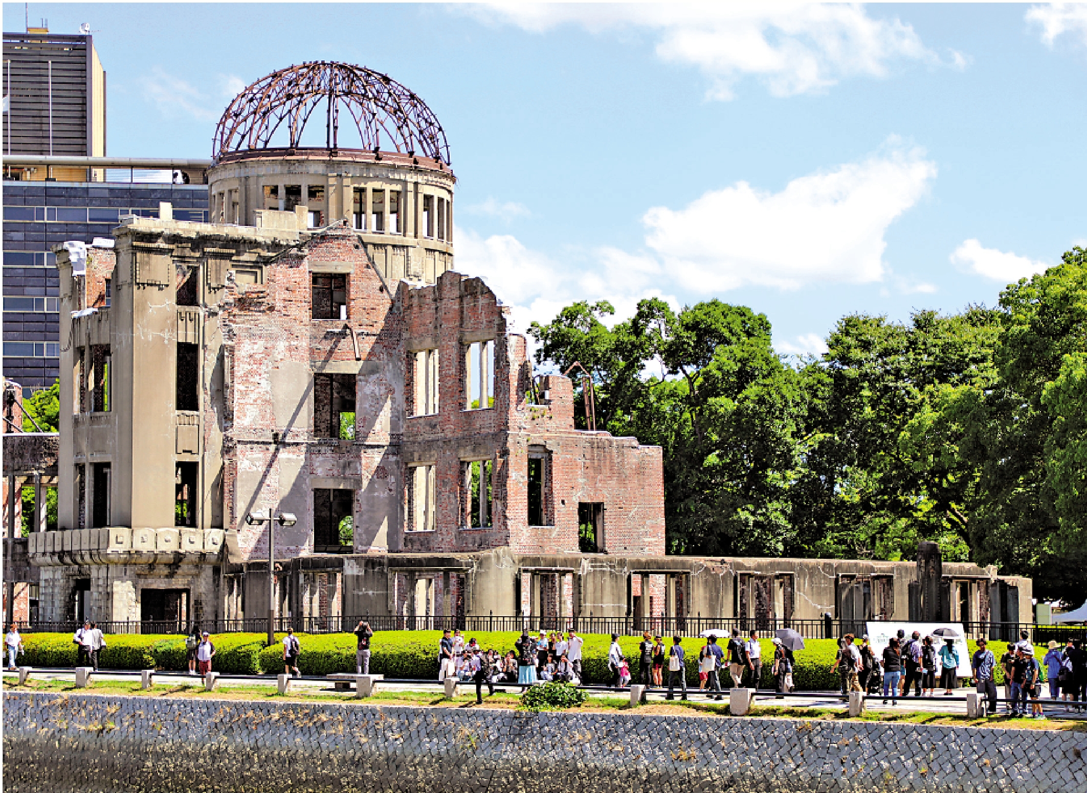　　圖：6日是廣島核爆81周年。圖為在日本廣島和平紀念公園附近被原子彈轟炸留下的遺址。\新華社
