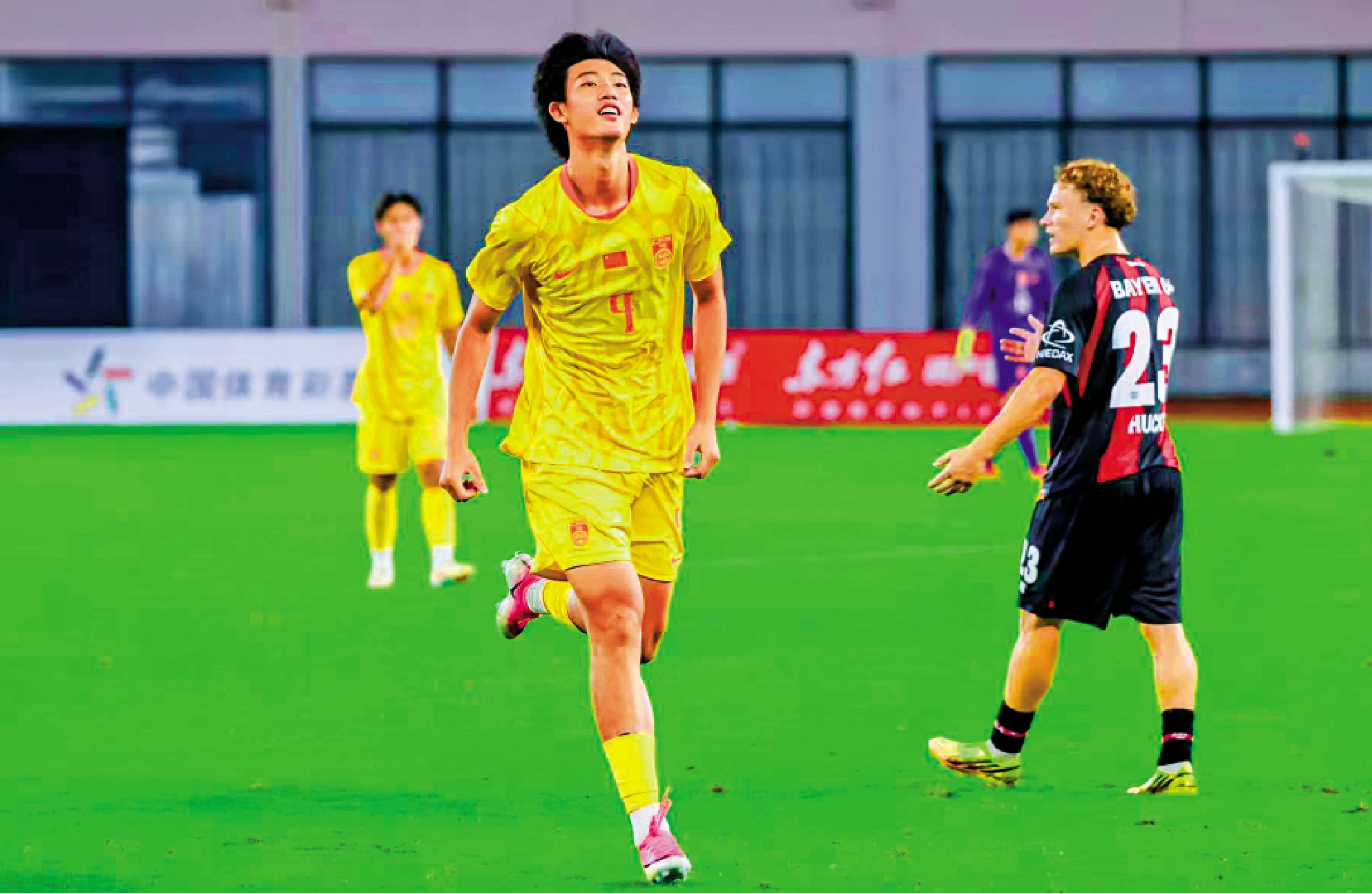 　　圖：趙松源（前）一傳一射幫助U17國足實現逆轉。\官方供圖