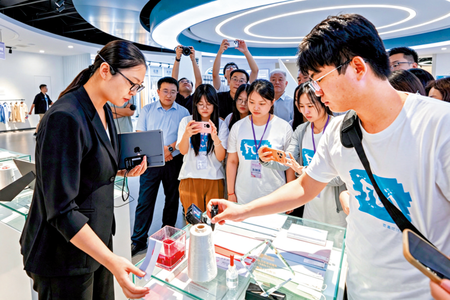 　　圖：學生了解紡織面料的研發過程。