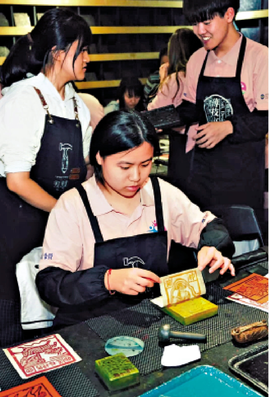 　　圖：參團學生體驗非遺白族甲馬拓印。\大公文匯全媒體記者黃子晉攝