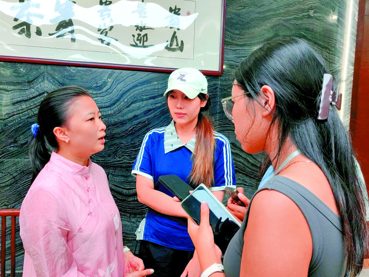 　　圖：宋代點茶非遺傳承人古麗君向學子們講解點茶文化。\大公報實習記者嚴家秀攝