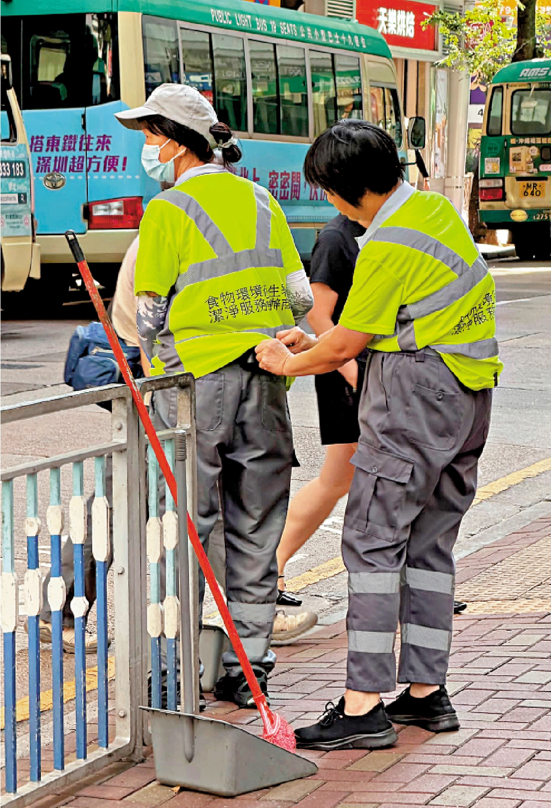 　　圖：清潔工在工作服內安裝小風扇。\大公報實習記者郭秋成攝