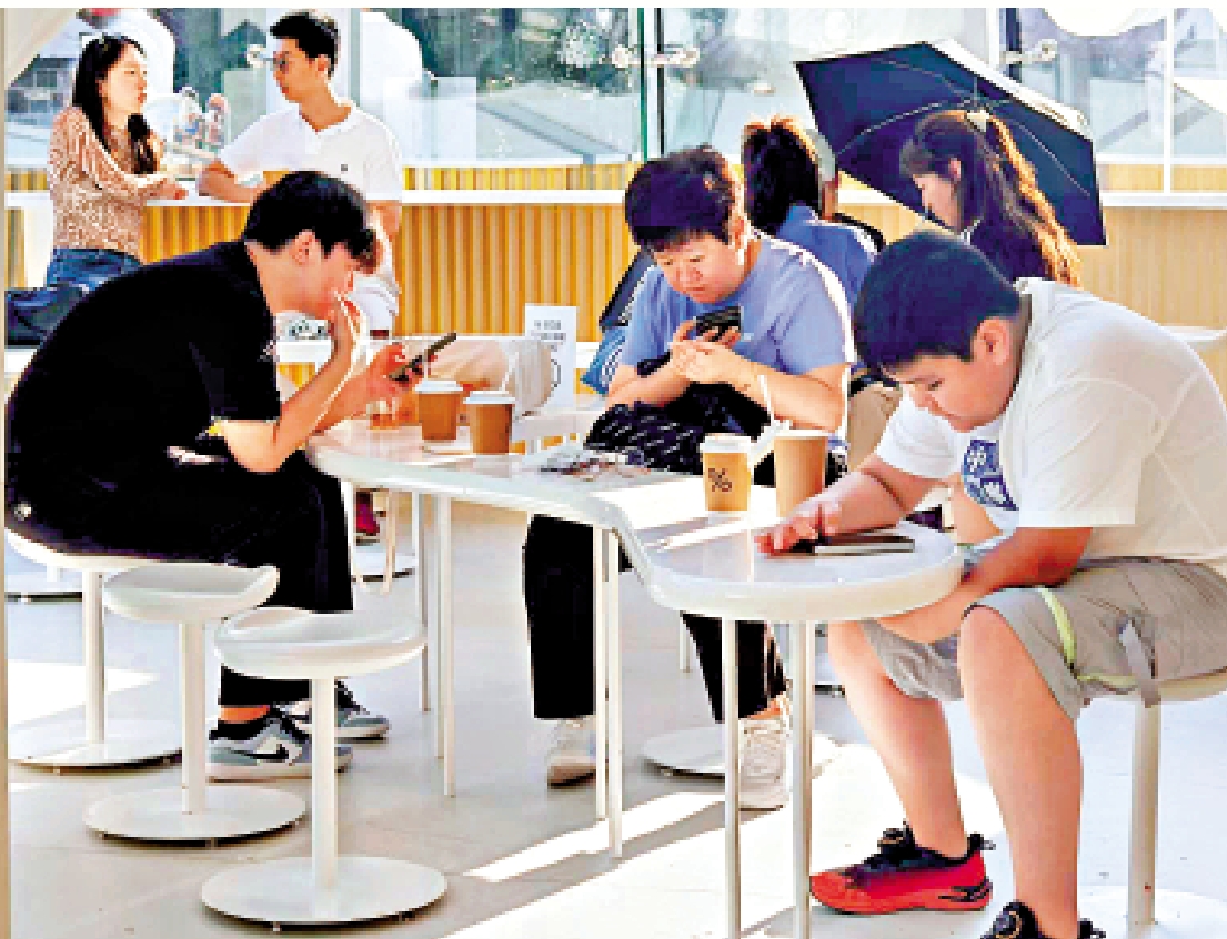 　　圖：不少旅客在山頂商場買凍飲消暑。\大公報記者肖泓宇攝