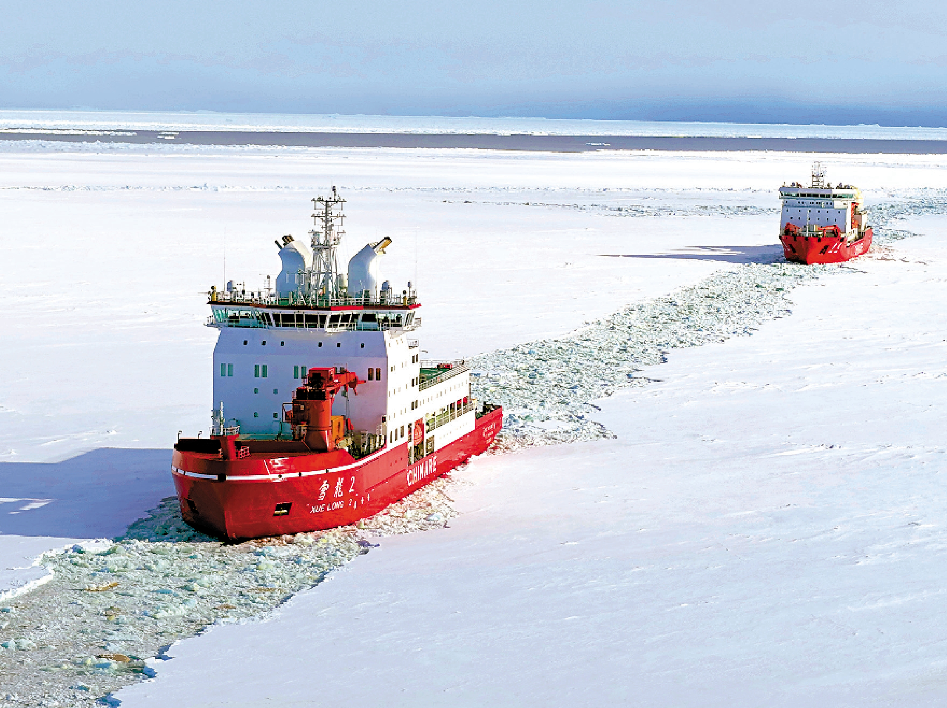 　　圖：北極航道海冰預報經過「雪龍2」號等極地船舶實船測試驗證，信息信號接收穩定、傳輸可靠。圖為2025年12月5日「雪龍2」號（前）在為「雪龍」號破冰引航。\新華社