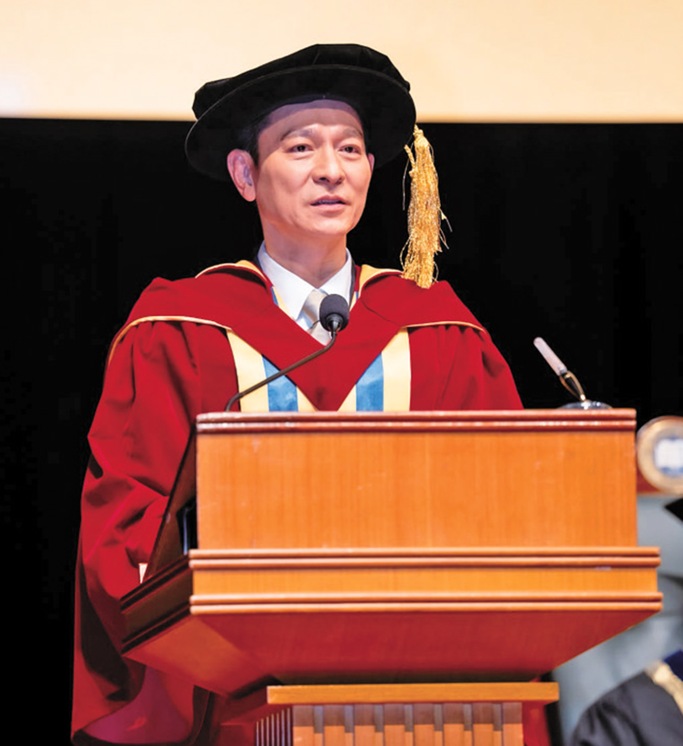　　圖：香港浸會大學昨日頒發榮譽文學博士學位予劉德華。