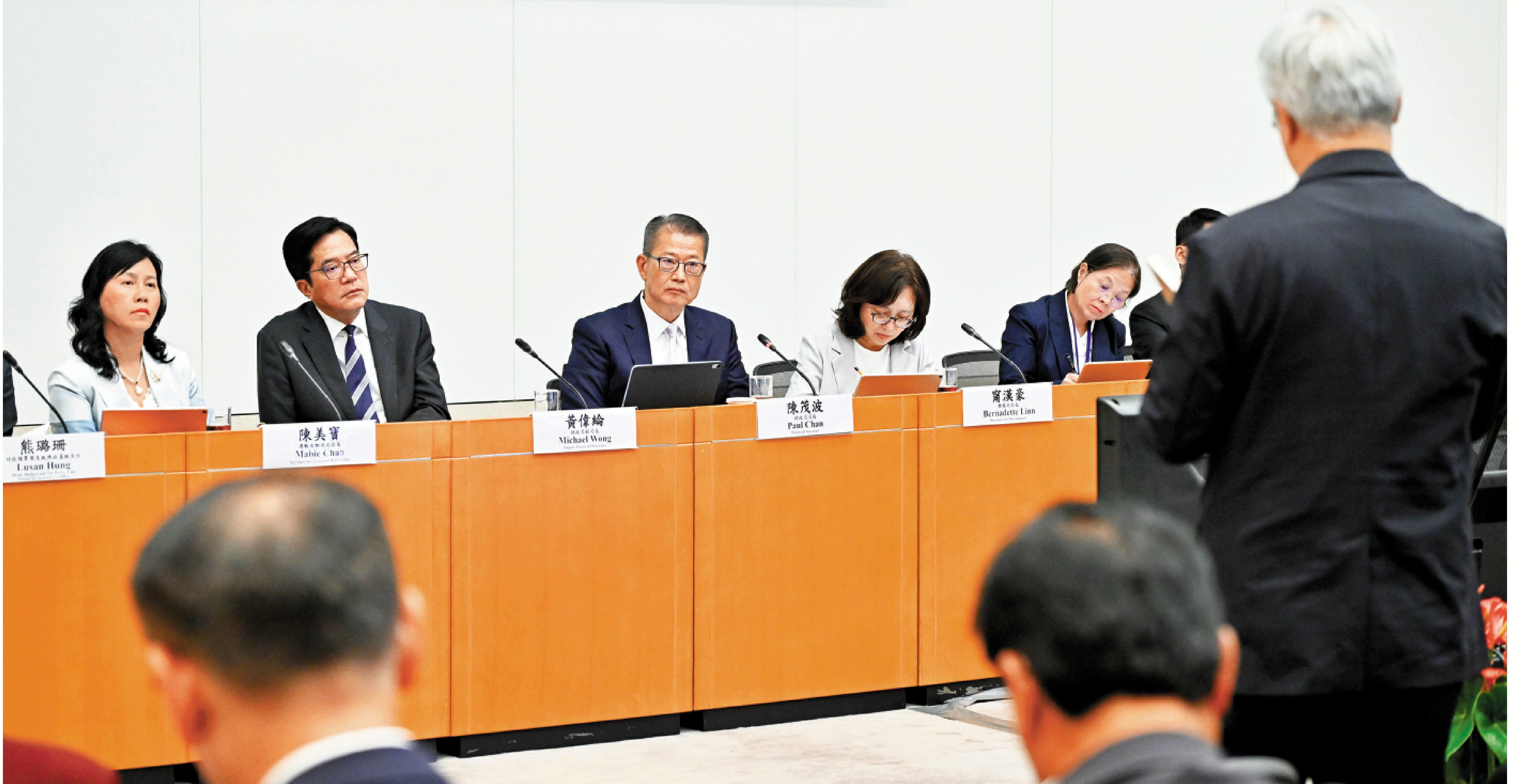 　　圖：政府已舉辦九十多場諮詢會收集意見。
