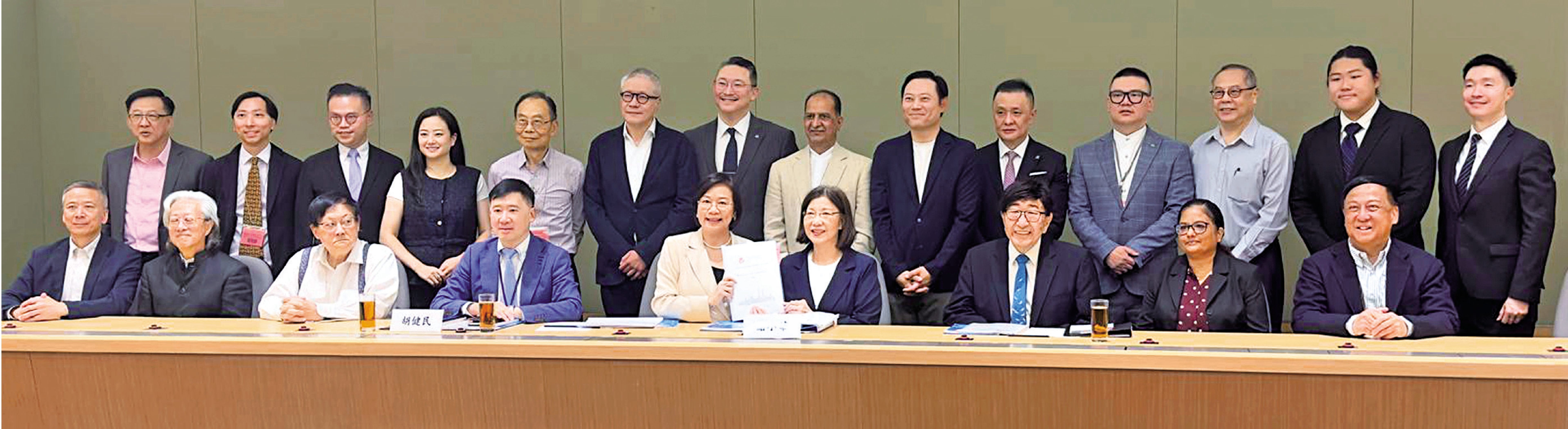 　　圖：香港對外交流友好協會昨日向政府提交五年規劃建議書。