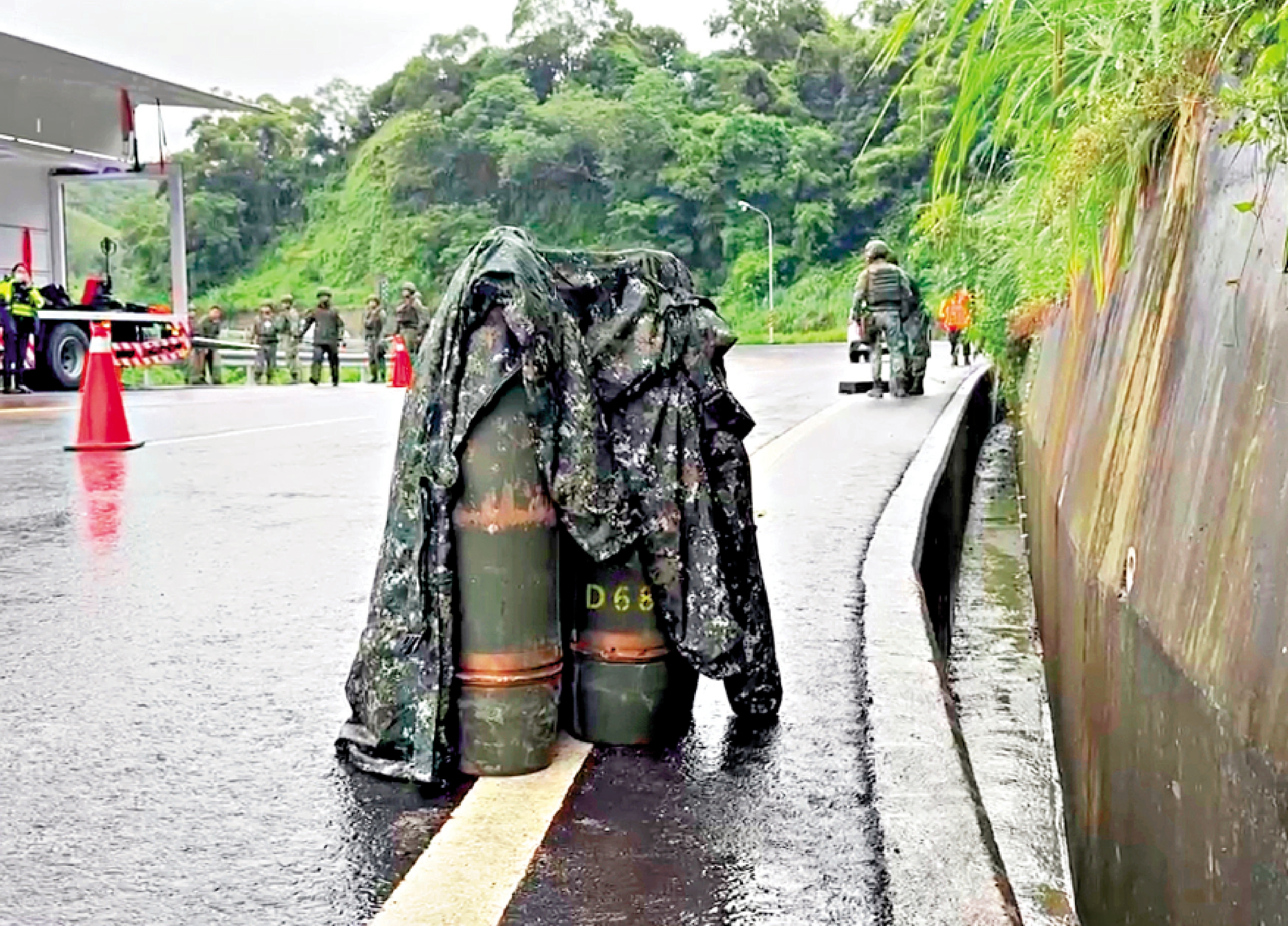 　　圖：一輛載運台軍炮彈的貨車9日行經苗栗縣公路時多發炮彈掉落路面及水溝。
