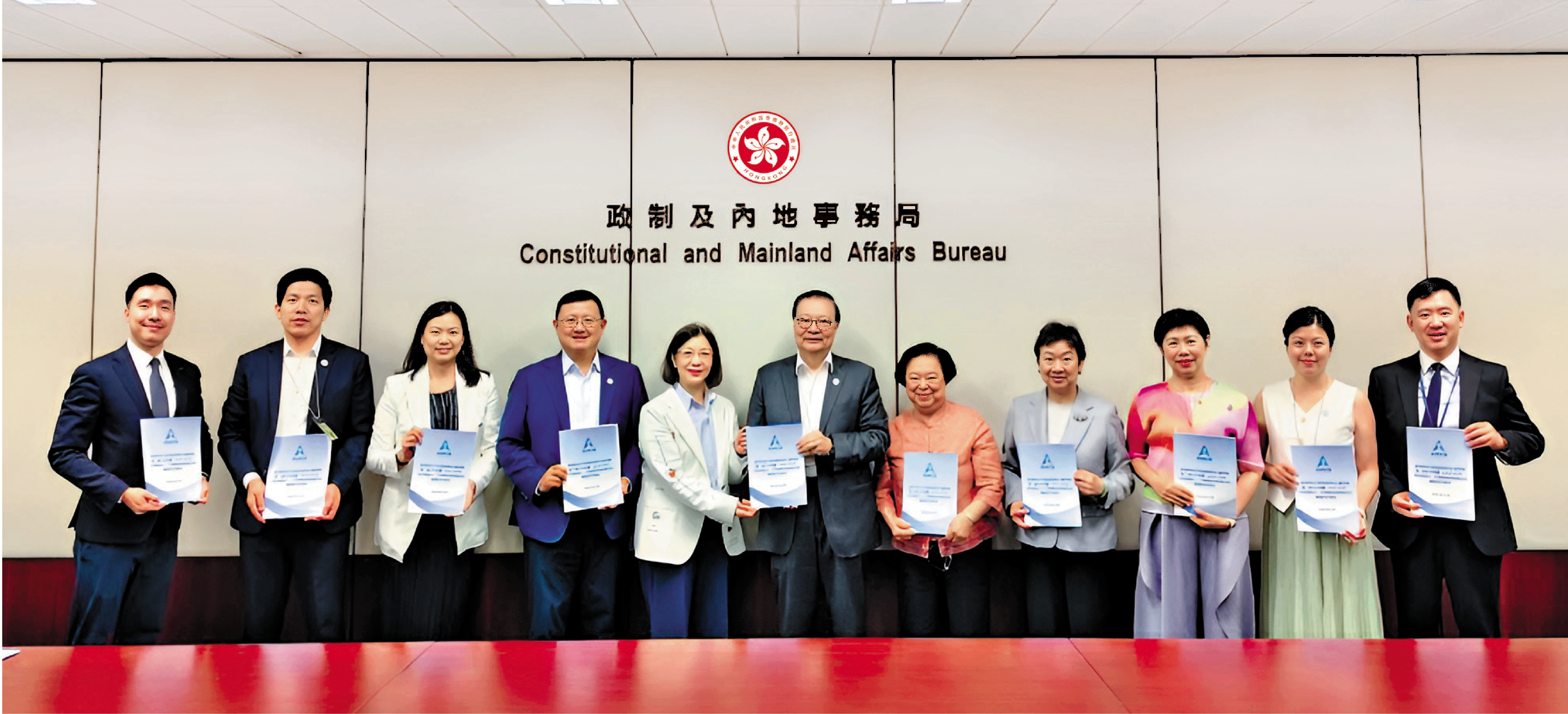 　　圖：香港再出發大聯盟代表約見政制及內地事務局局長謝小華，遞交首份五年規劃專題調研報告。