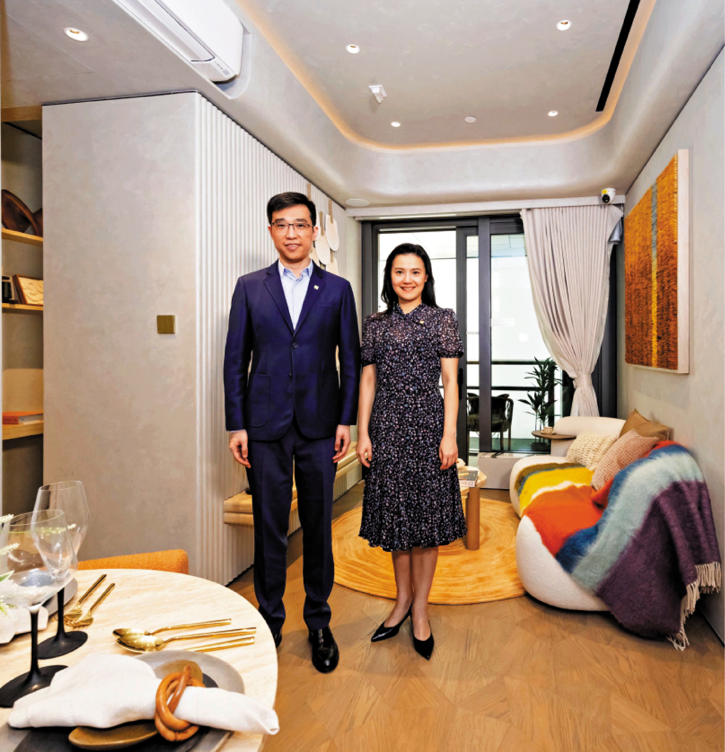 　　圖：孔建（左）及岑菲菲表示，叡璟Ⅰ今日公布首張價單。