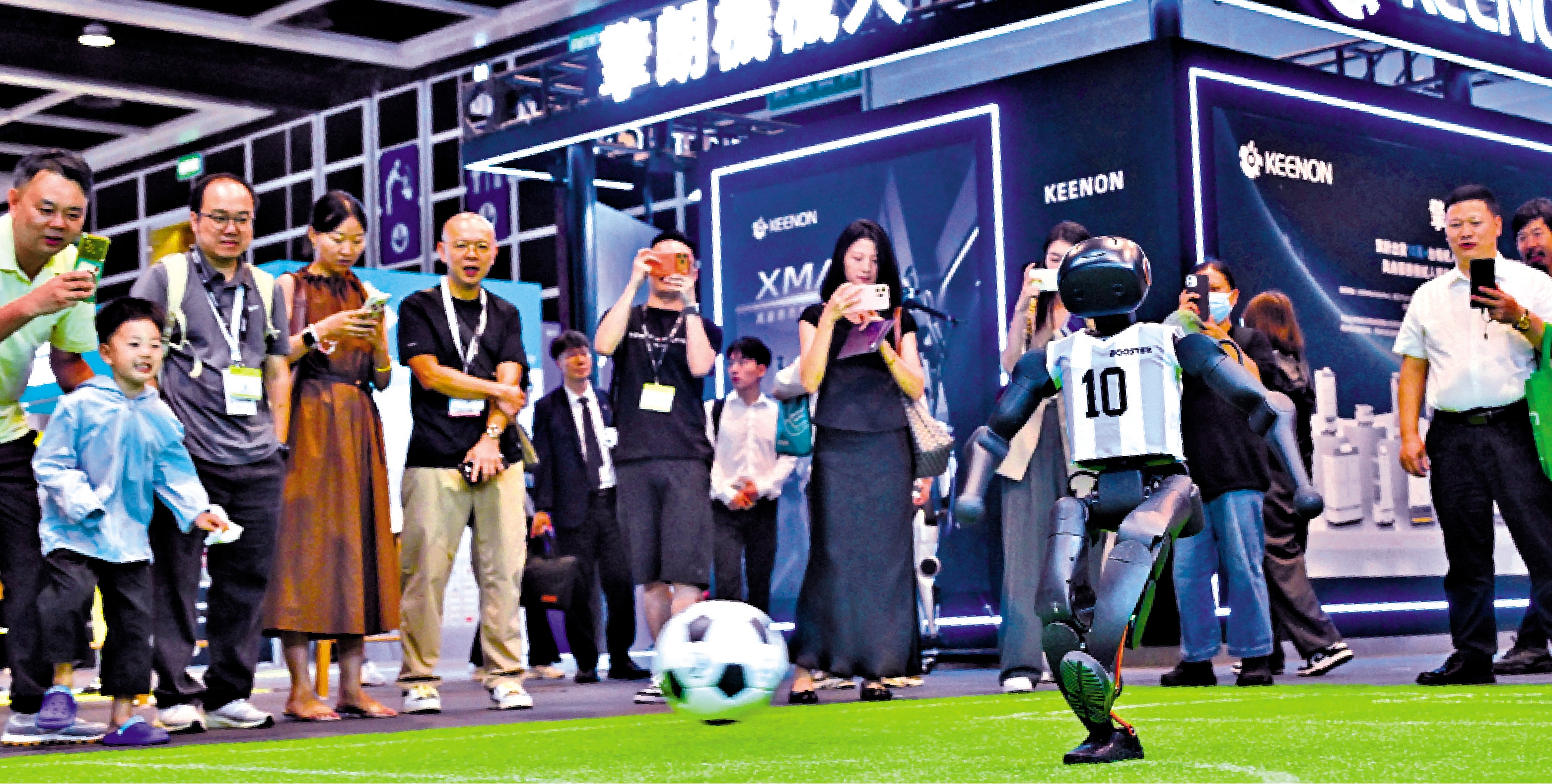 　　圖：港大首創的「RoboDojo」統一評測基準平台，樹立了智能機械人評測的新標準。圖為上月在港舉行的國際科技與信息技術展。