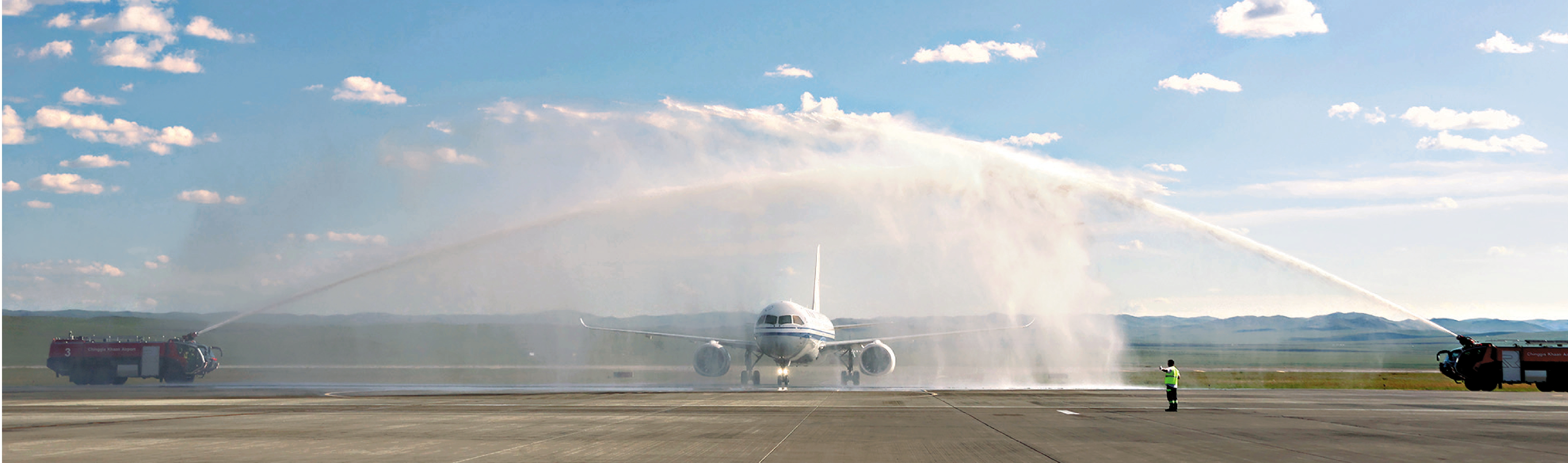 　　圖：8月12日，國產大飛機C919抵達蒙古國新烏蘭巴托機場後接受「過水門」歡迎儀式。/新華社