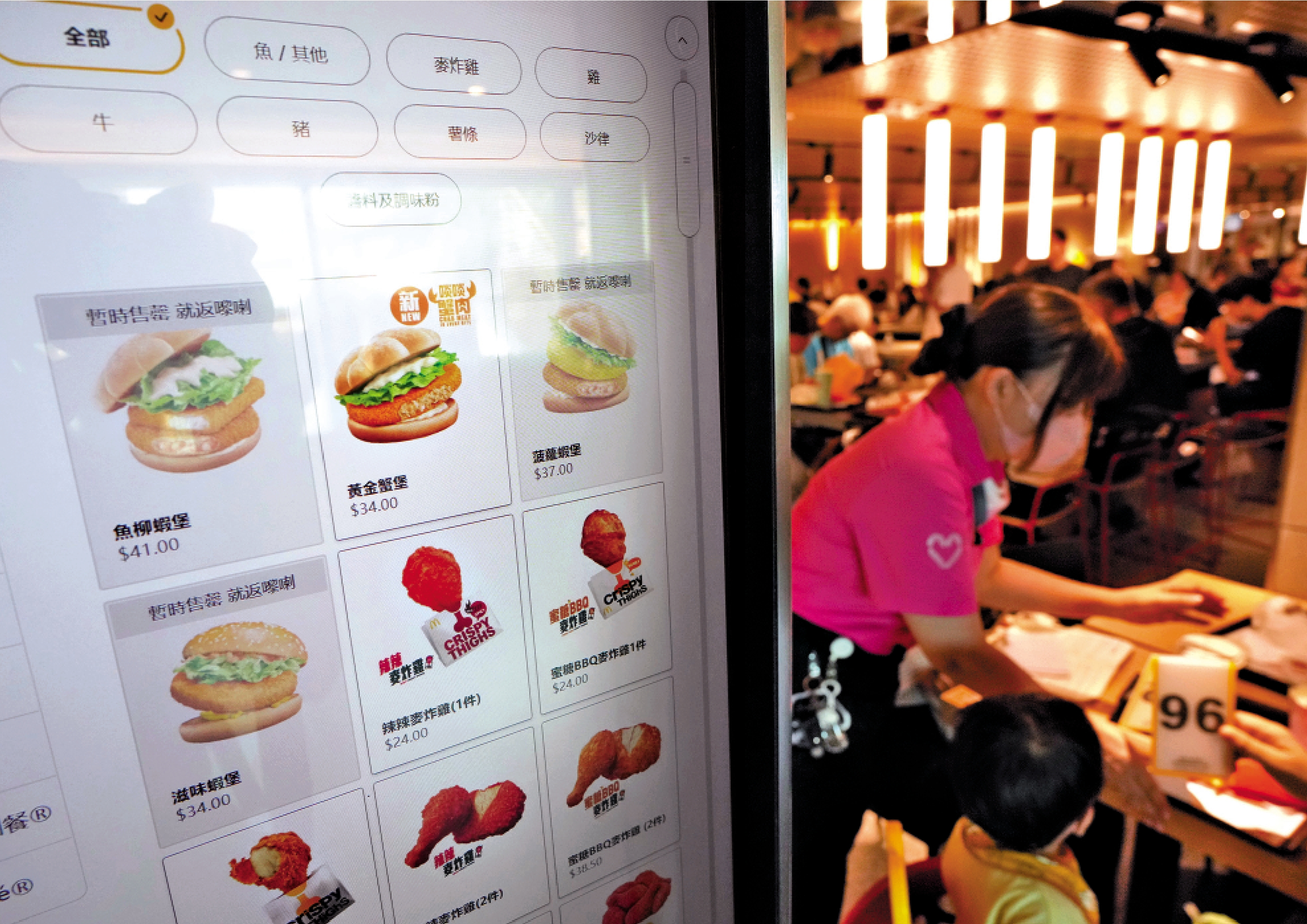 　　圖：香港麥當勞暫停出售的「滋味蝦堡」系列，讓顧客釋除疑慮。 大公報記者林良堅攝