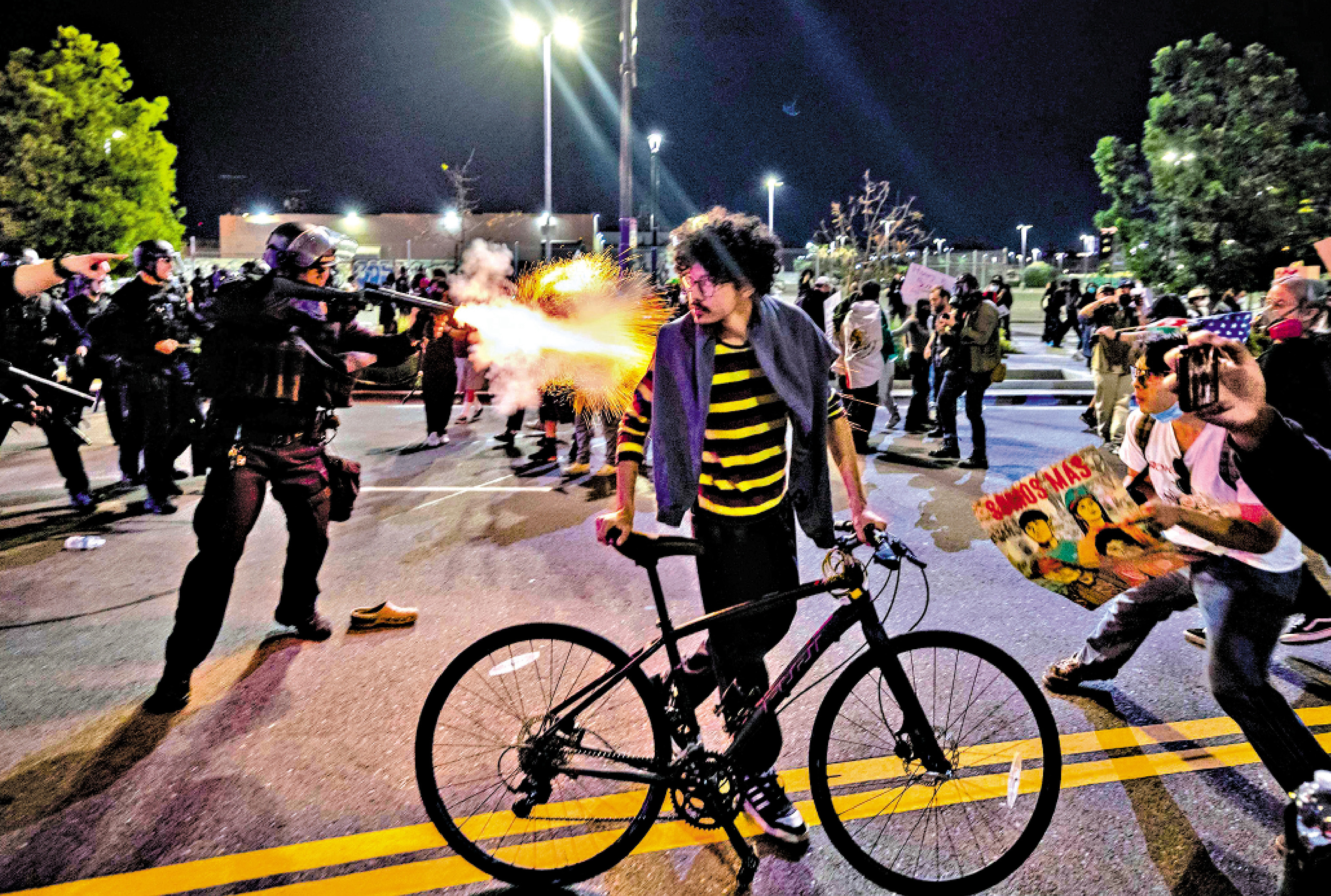 　　圖：不滿特朗普移民政策的示威者今年1月在洛杉磯與警方爆發衝突。\法新社