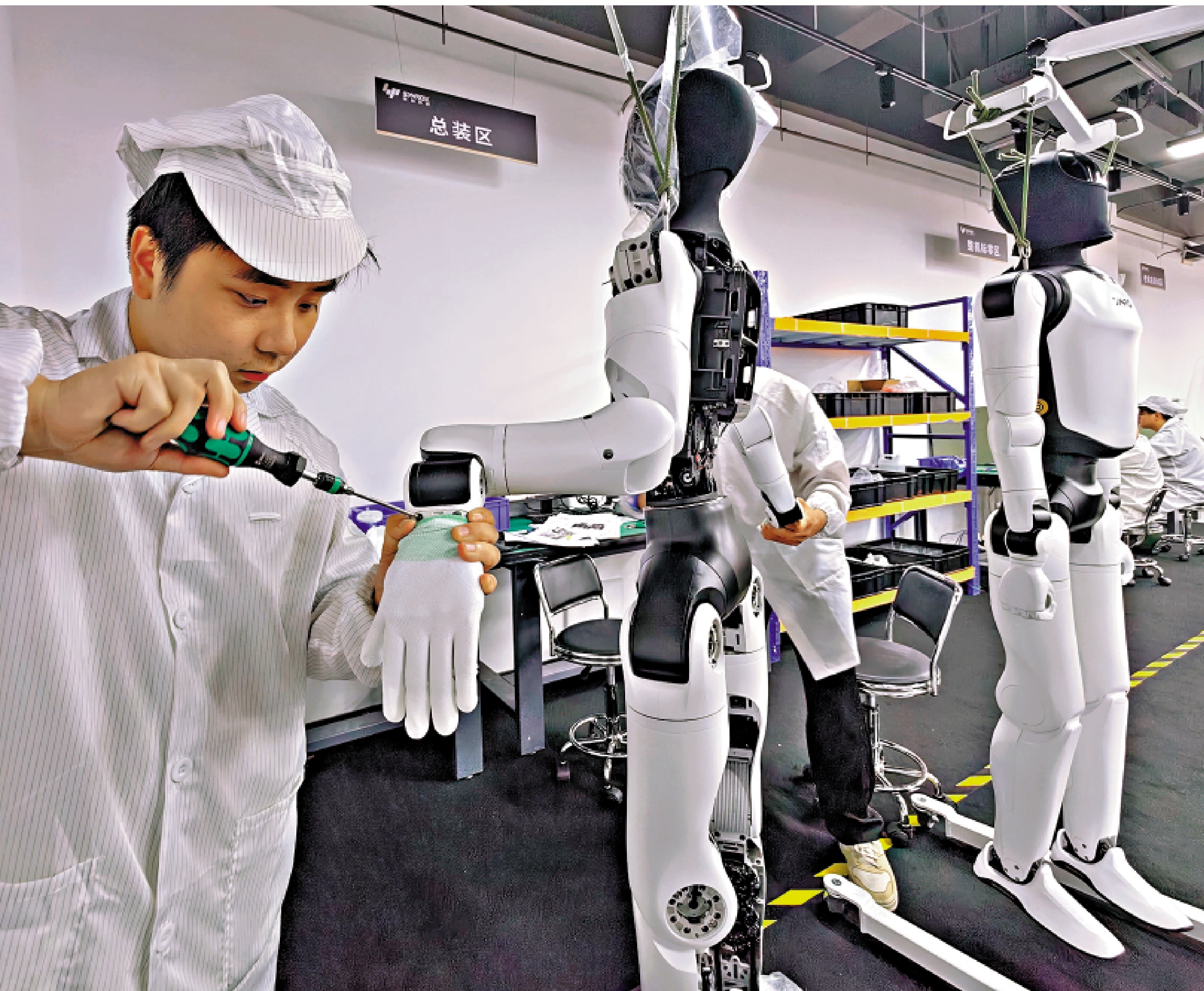 　　圖：提升機器人能力的傳統思路是採用五指靈巧手等仿人體硬件。\中新社