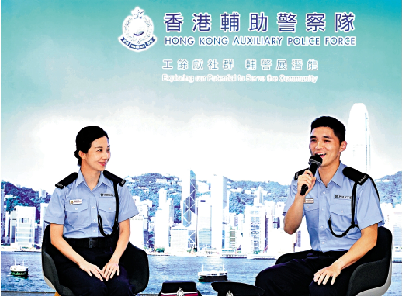 　　圖：執業大律師邱紫君（左）及統計師吳海俊成功加入輔警服務市民。