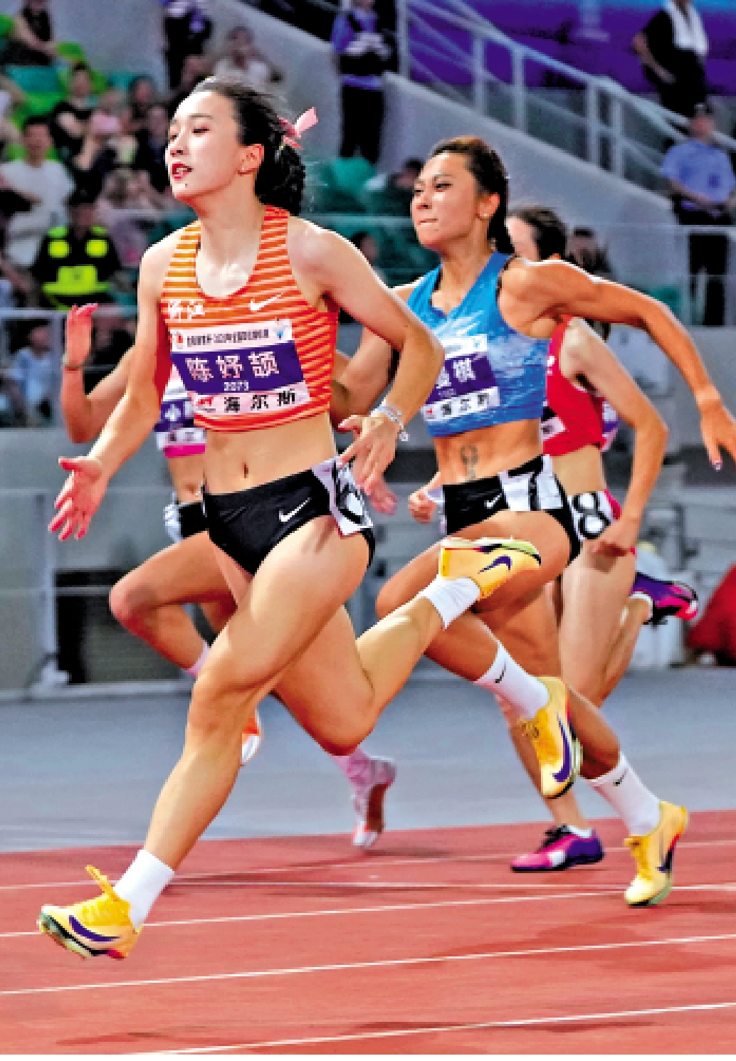 　　圖：浙江體彩隊選手陳妤頡（左）在女子100米決賽中。她以11秒08的成績獲得冠軍。\新華社