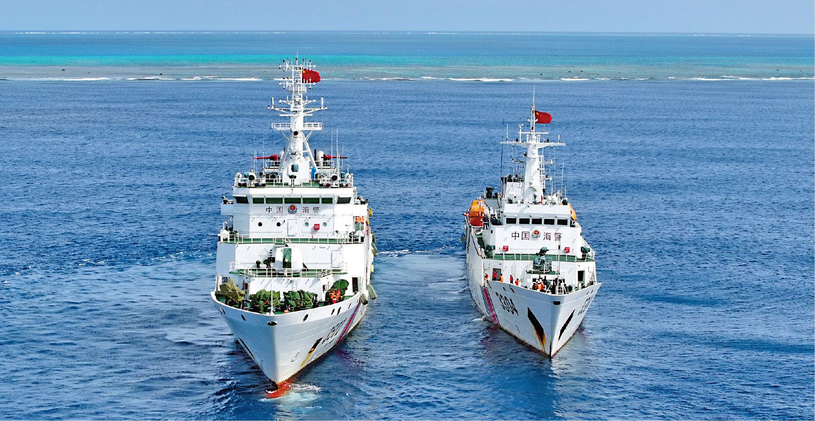 　　圖：黃岩島是中國固有領土。圖為中國海警艦艇在黃岩島海域執行常態化巡航任務。\新華社