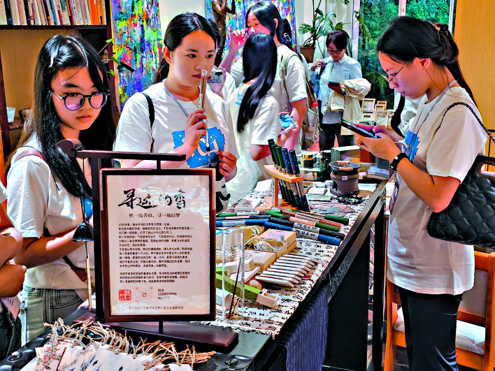 　　圖：在多彩貴州城，學子被別具民族風情的文創產品吸引。\大公報實習記者王約攝