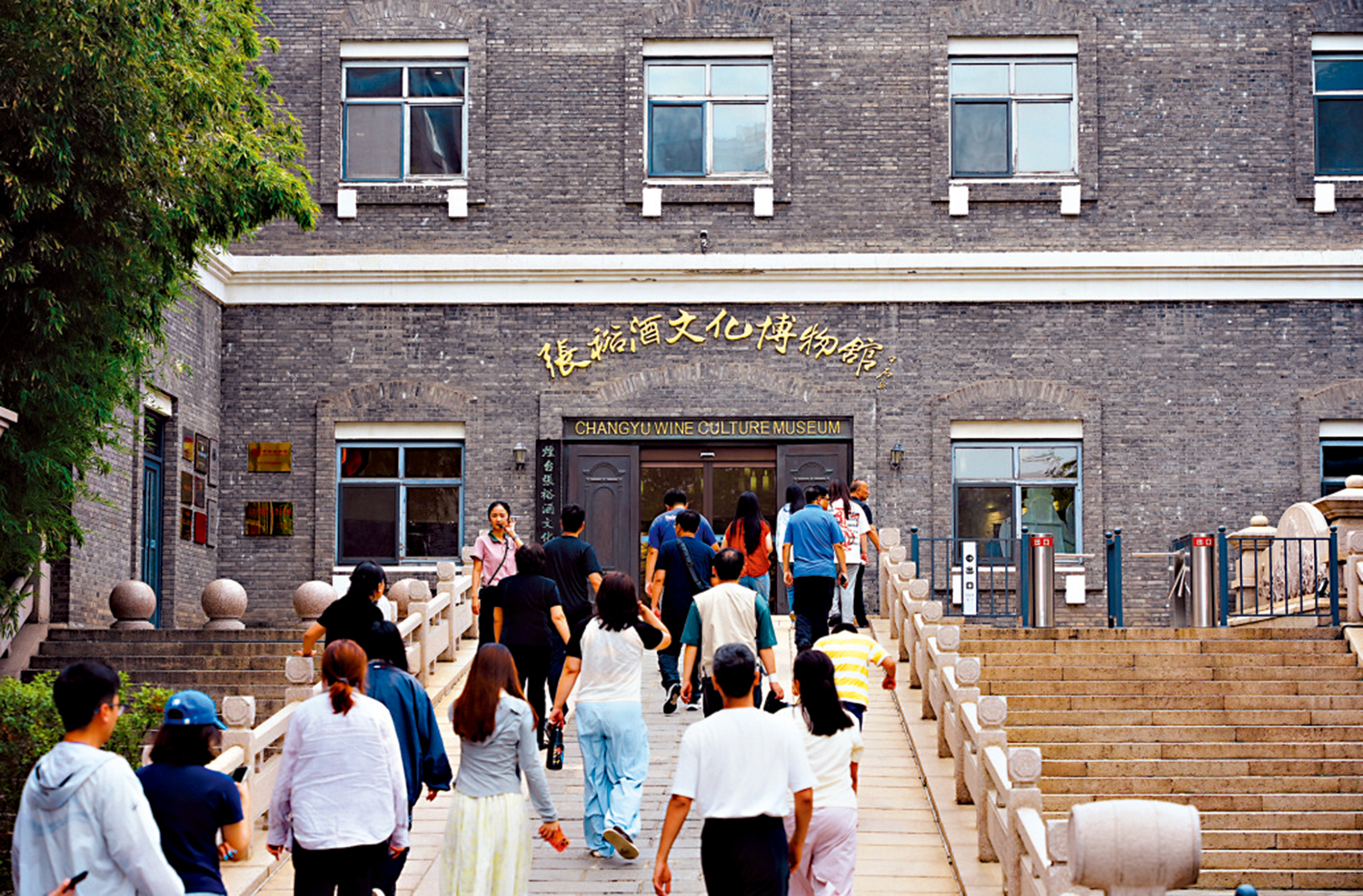 　　圖：學生走進煙台張裕酒文化博物館。\大公報實習記者陳紀作攝