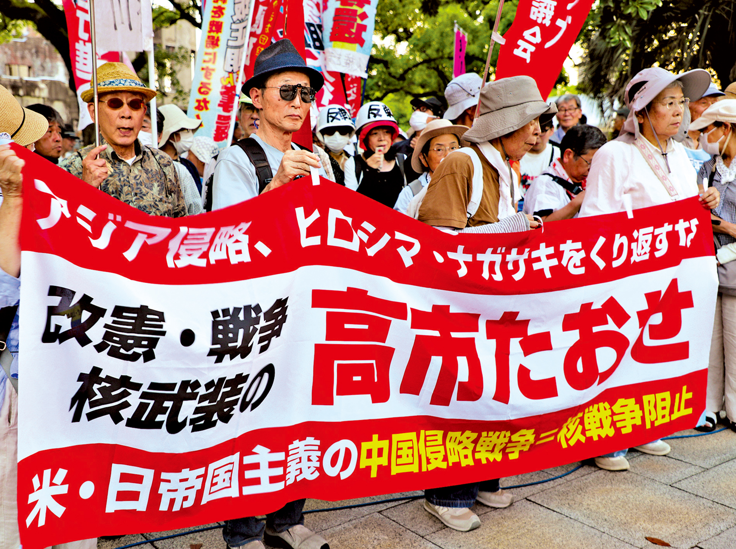 　　圖：日本民眾在廣島和平紀念公園舉行反戰集會，抗議高市政府。\新華社