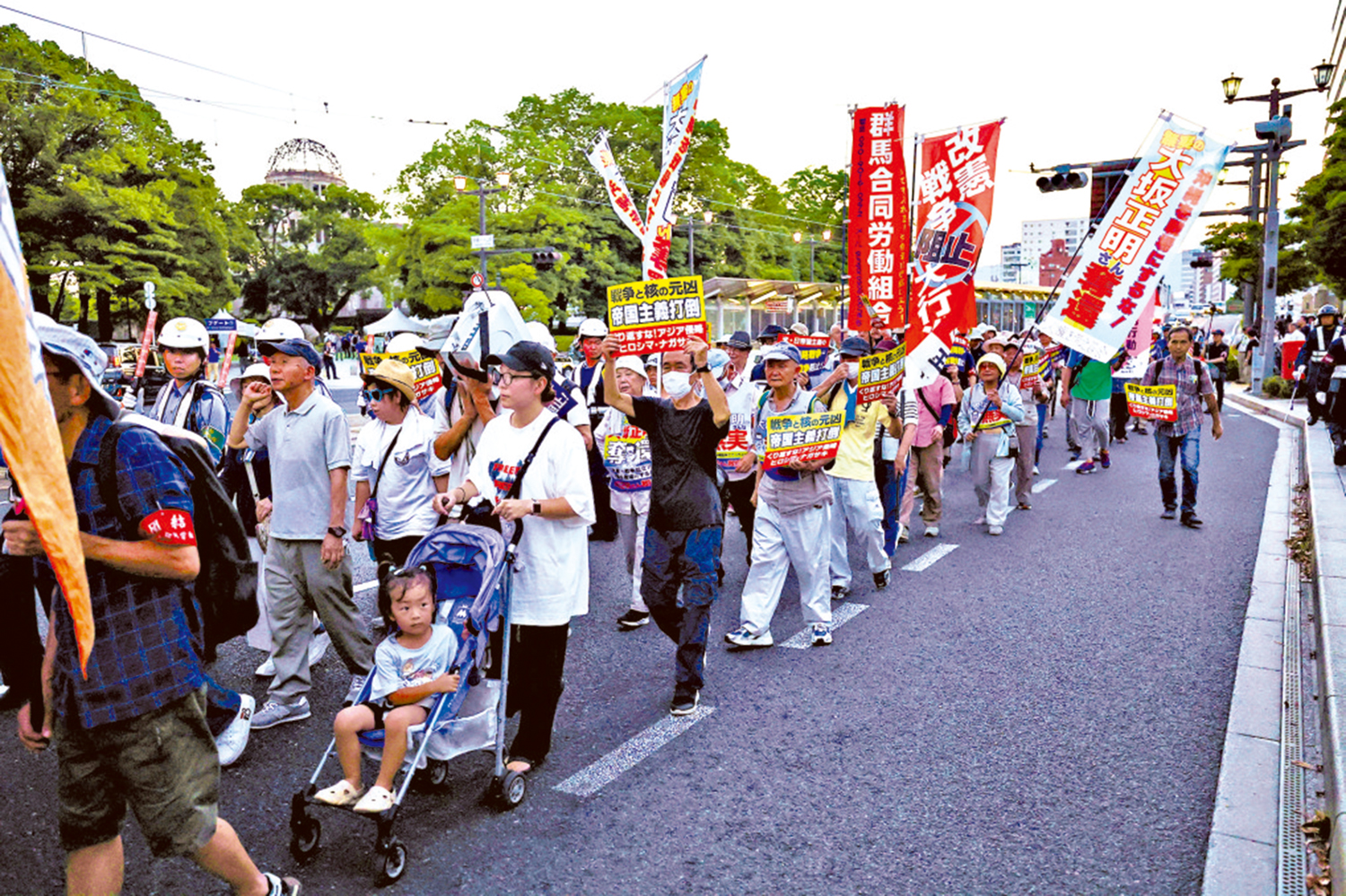 　　圖：日本民眾在廣島遊行，譴責高市政府及其修憲與擴軍政策。\路透社