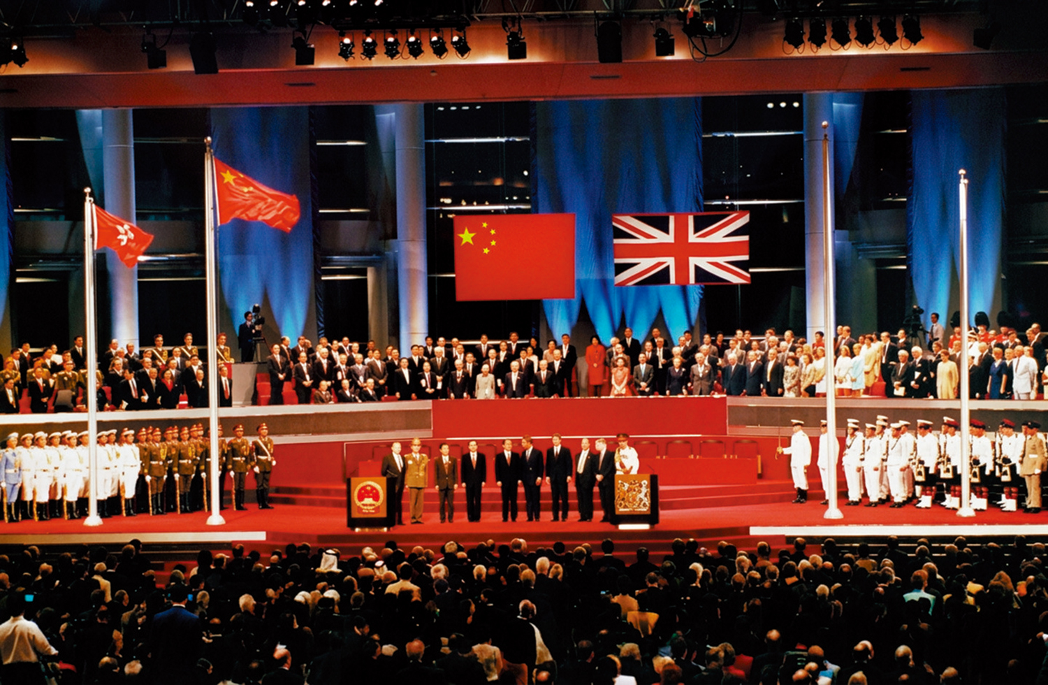 　　圖：1997年7月1日，五星紅旗在維多利亞港上空冉冉升起，中國政府向世界宣布恢復對香港行使主權，成立中華人民共和國香港特別行政區。從這一天起，香港進入了「一國兩制」、「港人治港」、高度自治的歷史新時期。圖為1997年6月30日至7月1日凌晨，中英香港政權交接儀式在香港會展中心舉行。\新華社