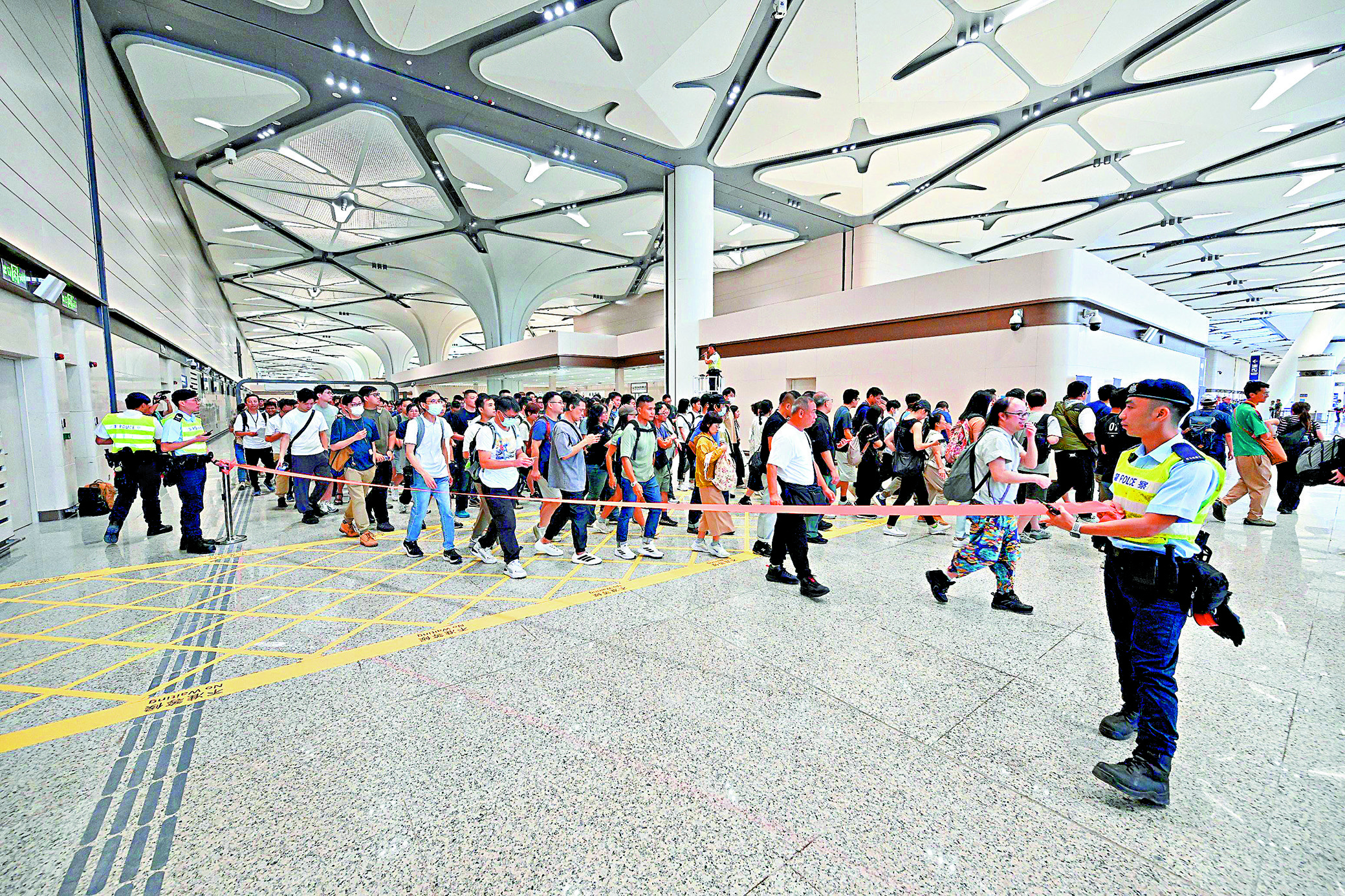 　　圖：入境處將返聘約200名退休人員，應付新皇崗口岸通關初期客流高峰。圖為新皇崗口岸前日舉行第二次演練。