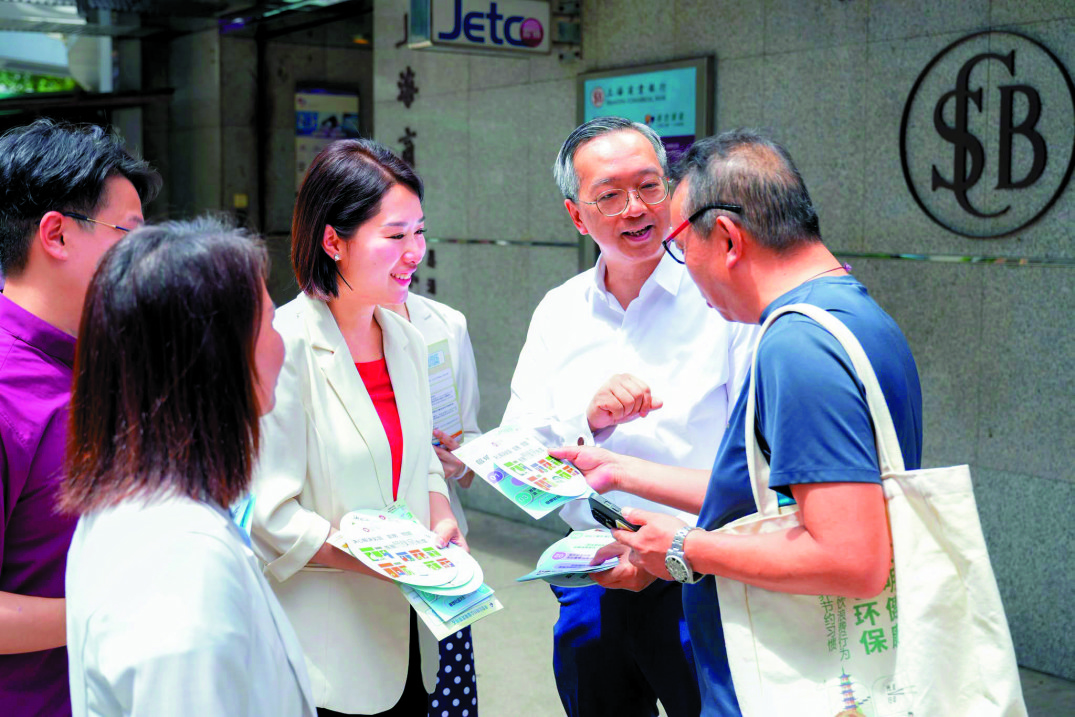 　　圖：房屋局官員與立法會議員到街站宣傳簡樸房制度。