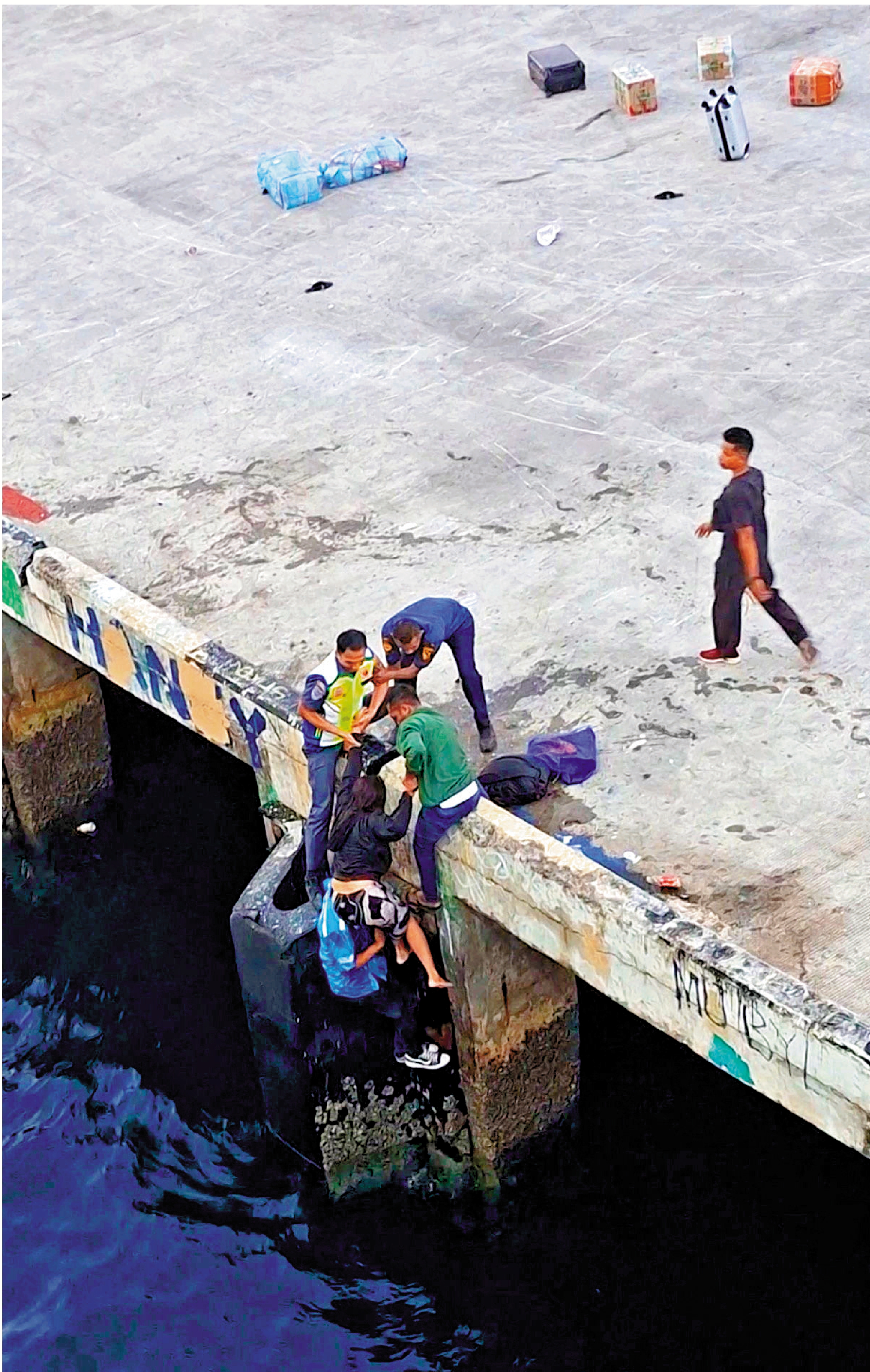 　　圖：印尼地震後，民眾15日營救一名落水乘客。\路透社
