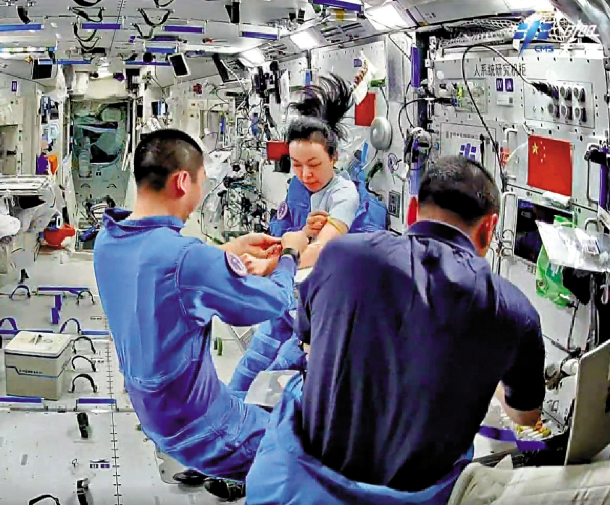 　　圖：黎家盈在空間站接受血液檢查。