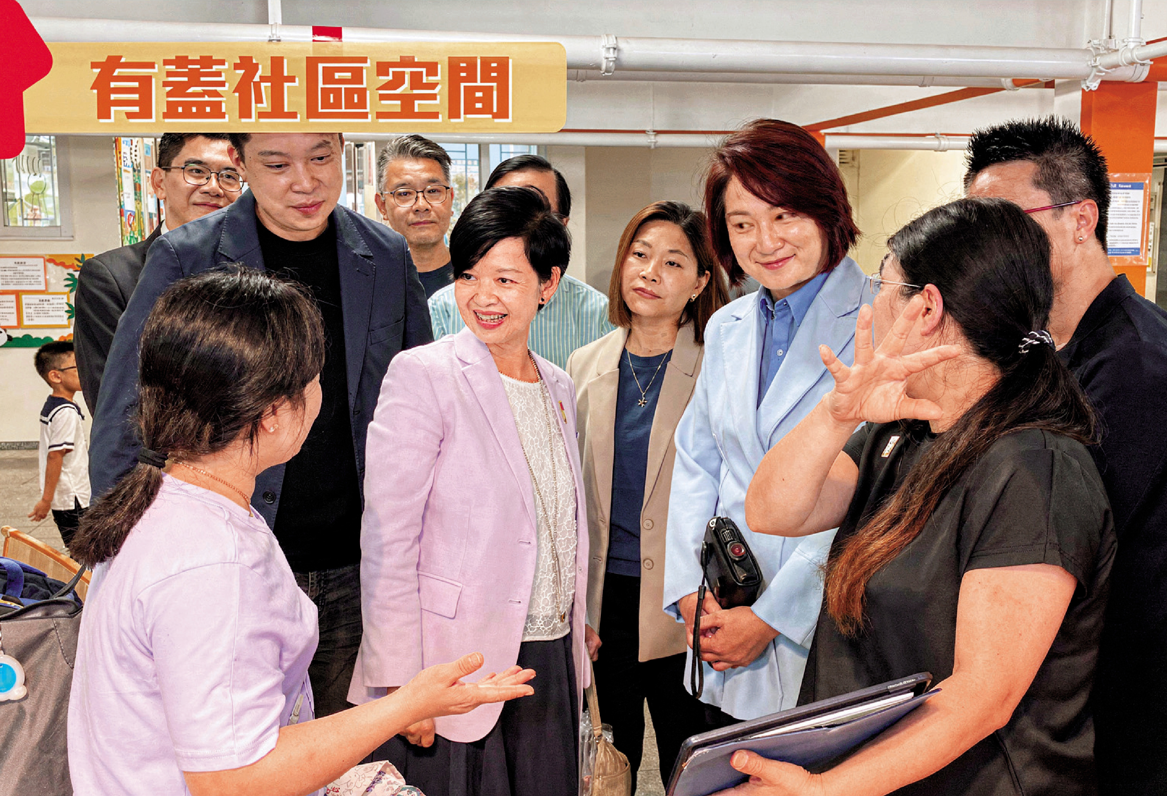 　　圖：何永賢表示，富山邨公共空間及設施活化工程初見成效，獲街坊一致讚好。