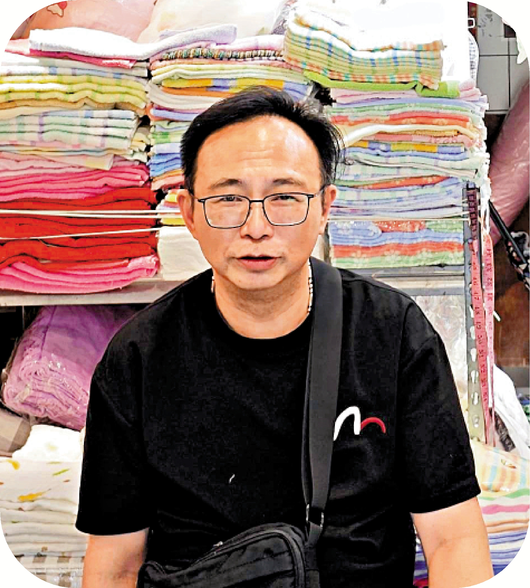 　　圖：香港仔街市商戶甘先生表示，翻新前的生意比現在好很多，目前主要靠熟客維持。\大公報記者姚棠攝