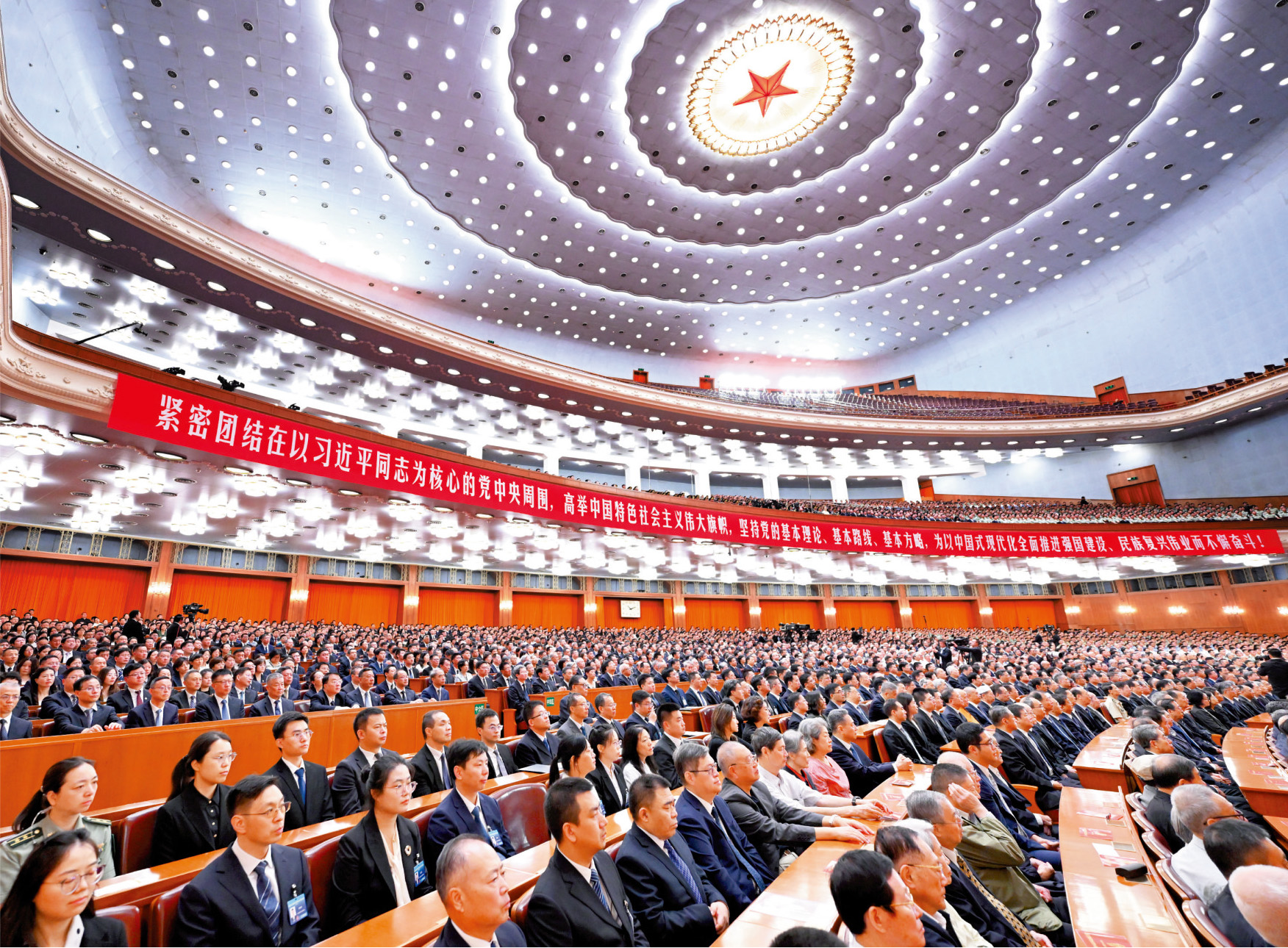 　　圖：8月17日上午，中共中央、全國人大常委會、國務院、全國政協、中央軍委在北京人民大會堂隆重舉行大會，紀念偉大的馬克思主義者，偉大的無產階級革命家、政治家、軍事家、外交家，中國特色社會主義偉大事業的傑出領導者江澤民同志誕辰100周年。\新華社